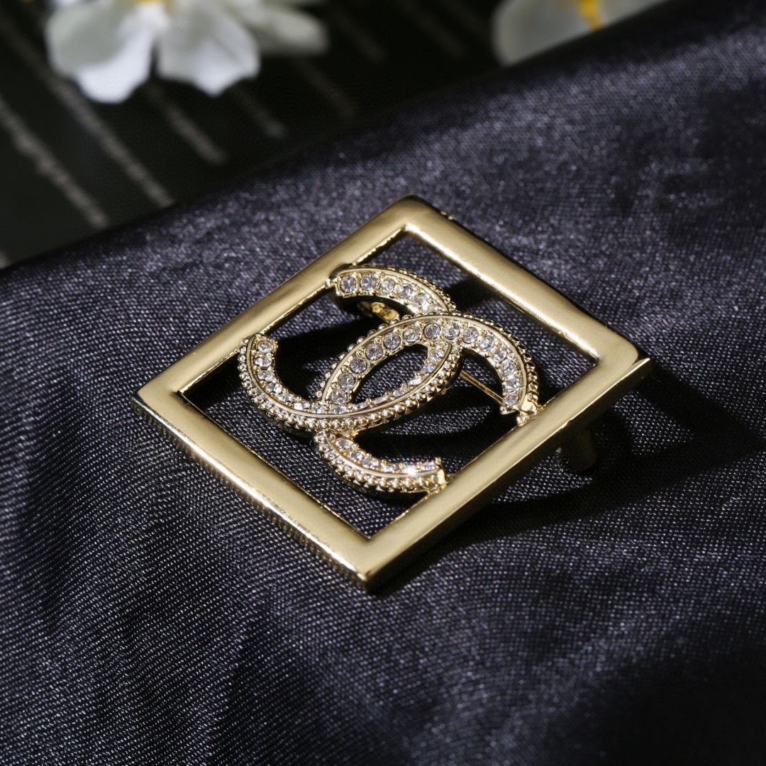 Chanel 高仿方框雙C胸針 金屬框線晶鑽細節女款配件| 8 Chanel 高仿方框雙C胸針 金屬框線晶鑽細節女款配件