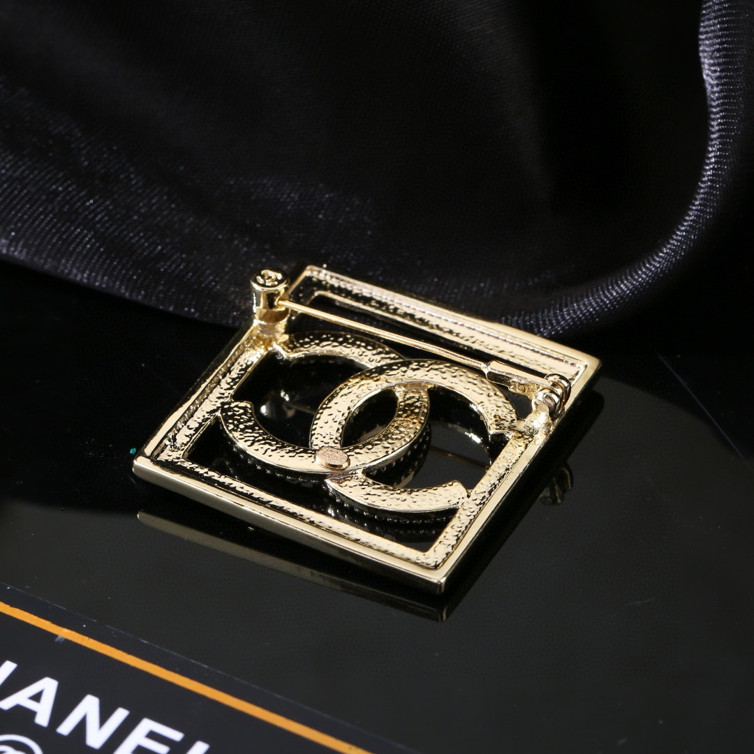 Chanel 高仿方框雙C胸針 金屬框線晶鑽細節女款配件| 7 Chanel 高仿方框雙C胸針 金屬框線晶鑽細節女款配件