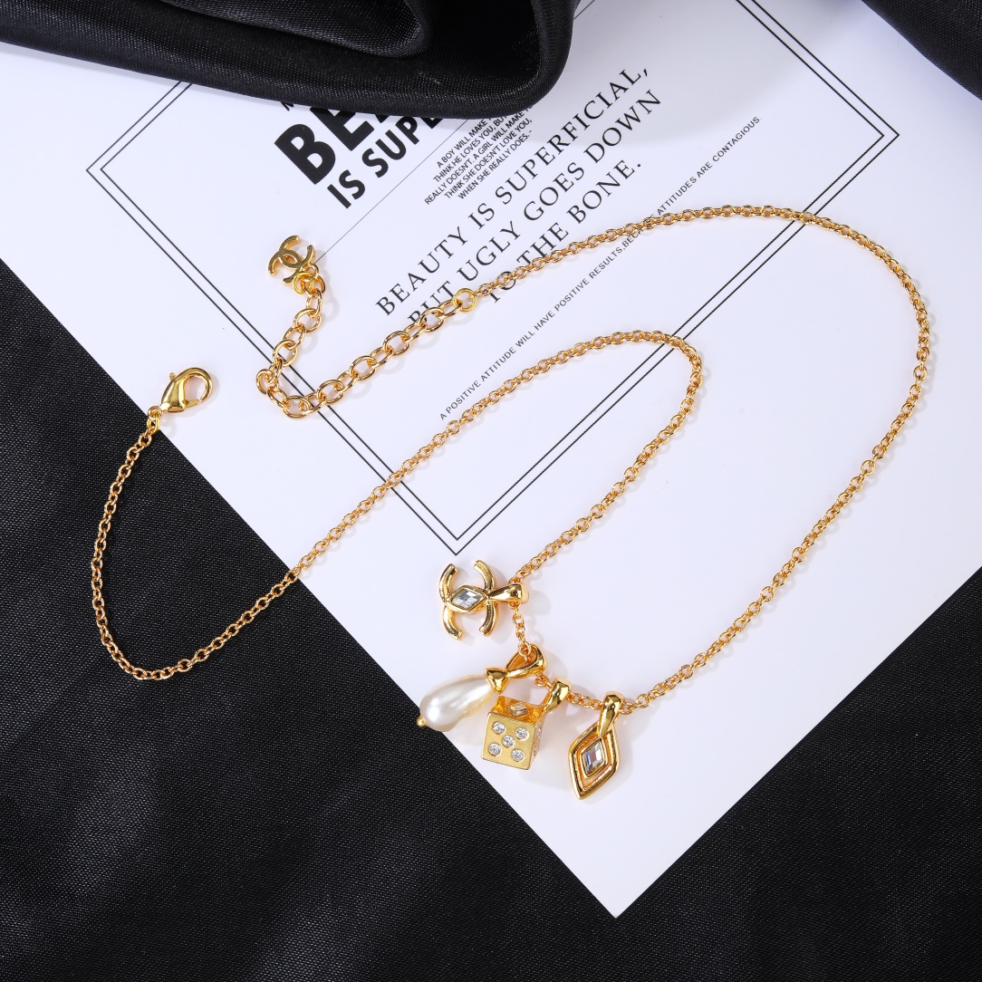 Chanel 高仿多吊墜項鍊 金色LOGO與珍珠時尚女款飾品| 13 Chanel 高仿多吊墜項鍊 金色LOGO與珍珠時尚女款飾品