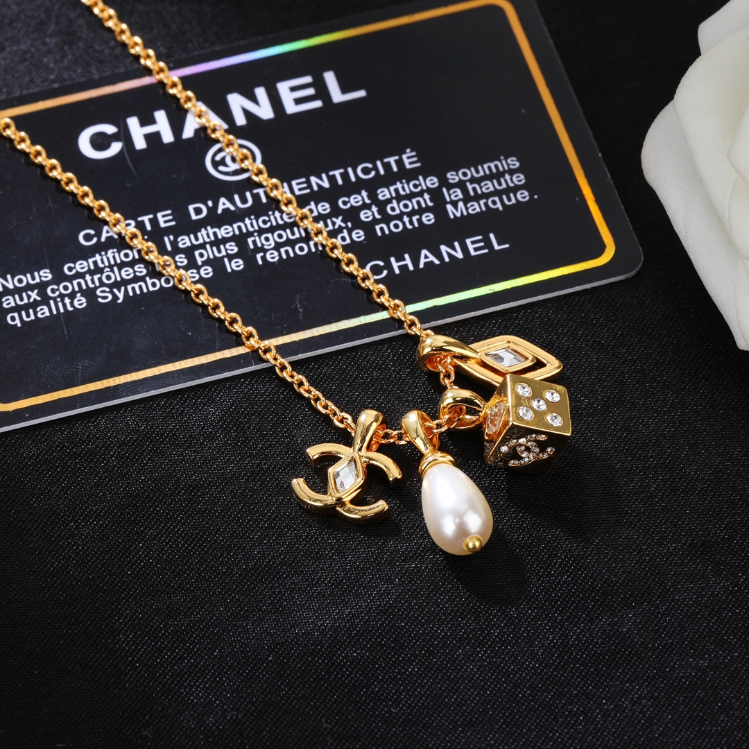 Chanel 高仿多吊墜項鍊 金色LOGO與珍珠時尚女款飾品| 12 Chanel 高仿多吊墜項鍊 金色LOGO與珍珠時尚女款飾品