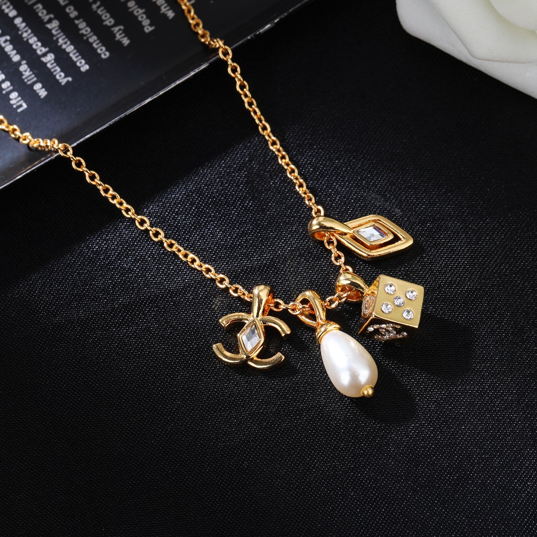 Chanel 高仿多吊墜項鍊 金色LOGO與珍珠時尚女款飾品| 11 Chanel 高仿多吊墜項鍊 金色LOGO與珍珠時尚女款飾品