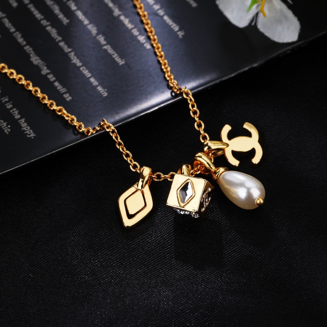 Chanel 高仿多吊墜項鍊 金色LOGO與珍珠時尚女款飾品| 10 Chanel 高仿多吊墜項鍊 金色LOGO與珍珠時尚女款飾品
