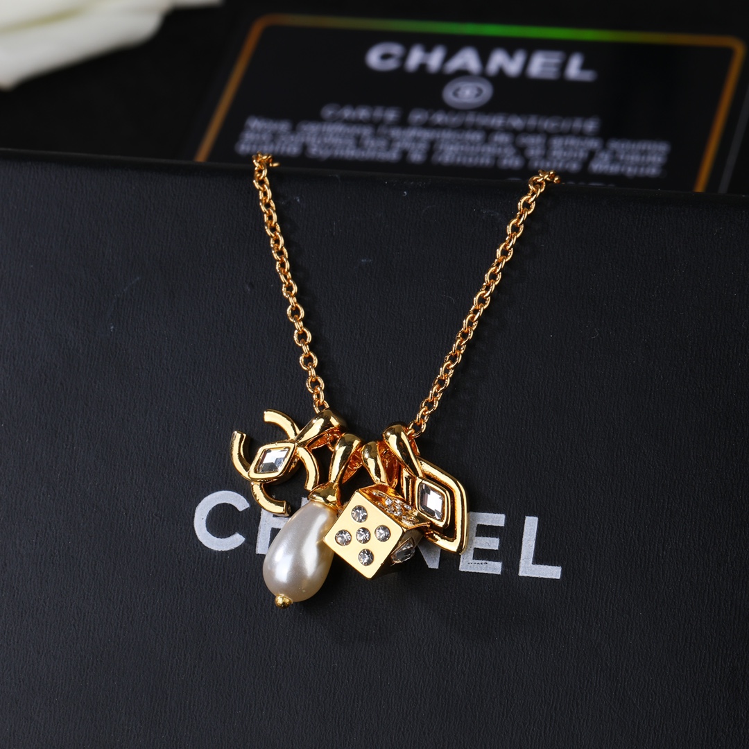Chanel 高仿多吊墜項鍊 金色LOGO與珍珠時尚女款飾品| 9 Chanel 高仿多吊墜項鍊 金色LOGO與珍珠時尚女款飾品