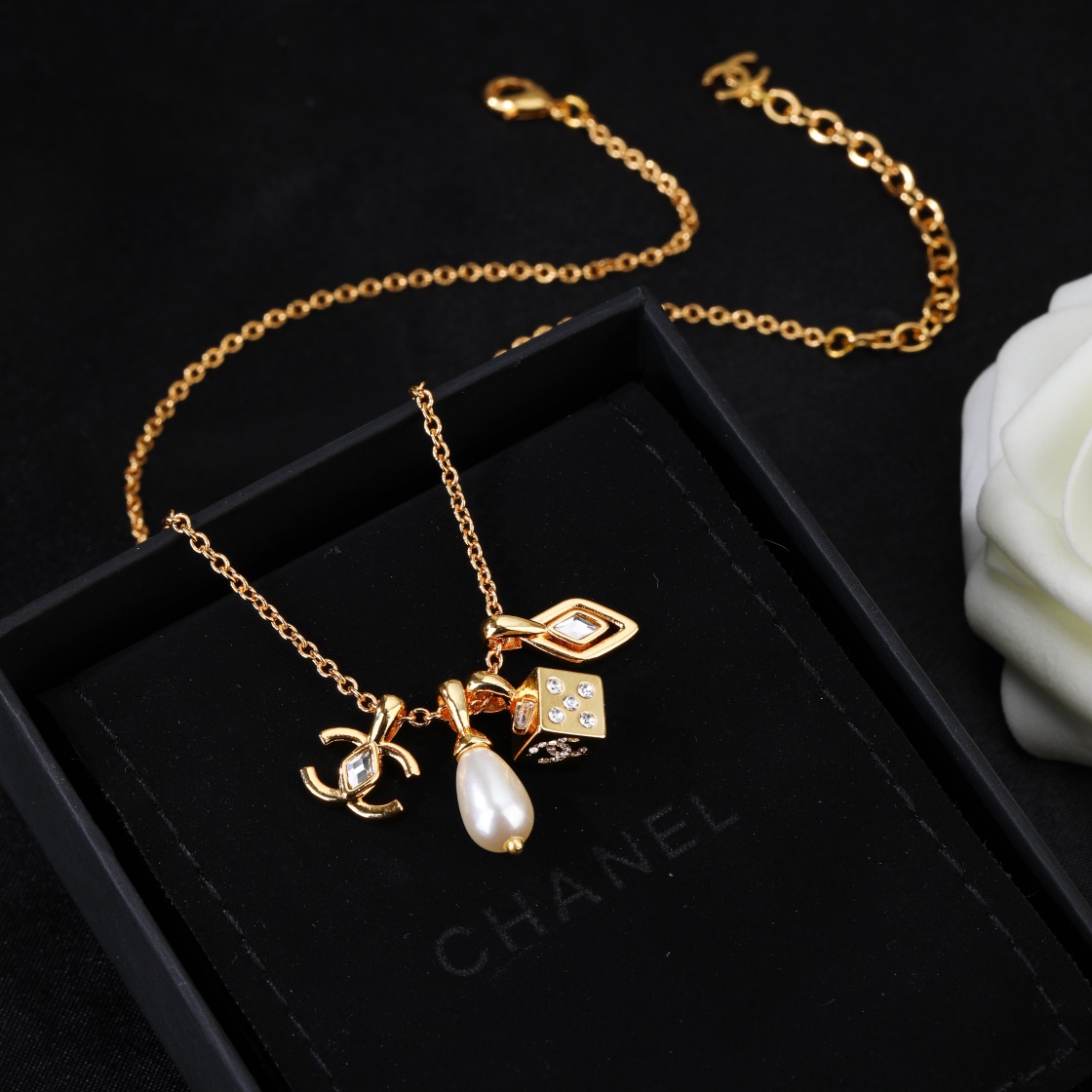 Chanel 高仿多吊墜項鍊 金色LOGO與珍珠時尚女款飾品| 8 Chanel 高仿多吊墜項鍊 金色LOGO與珍珠時尚女款飾品