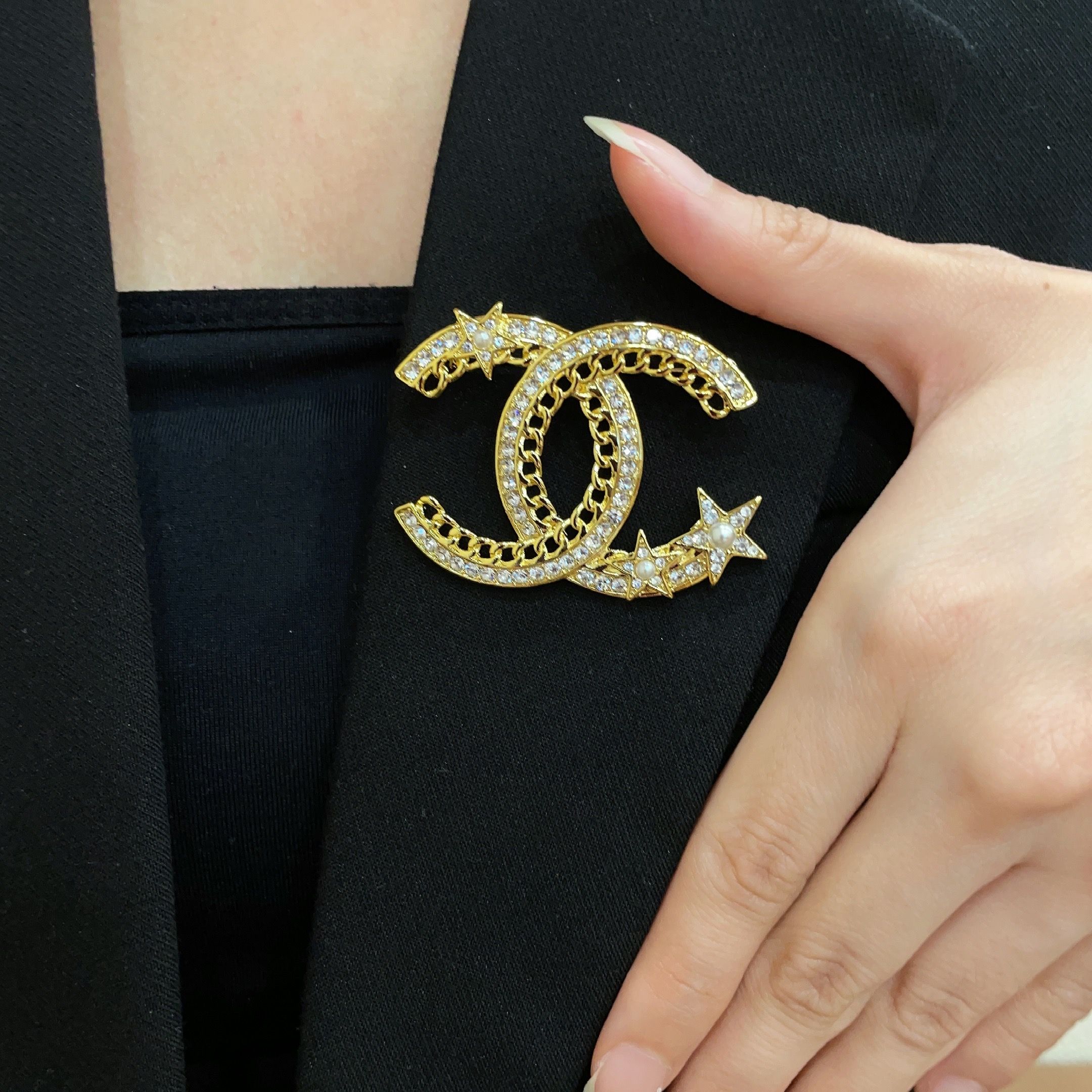 Chanel A貨星星雙C胸針 金色鎖鏈設計晶鑽徽章女款配件| 13 Chanel A貨星星雙C胸針 金色鎖鏈設計晶鑽徽章女款配件