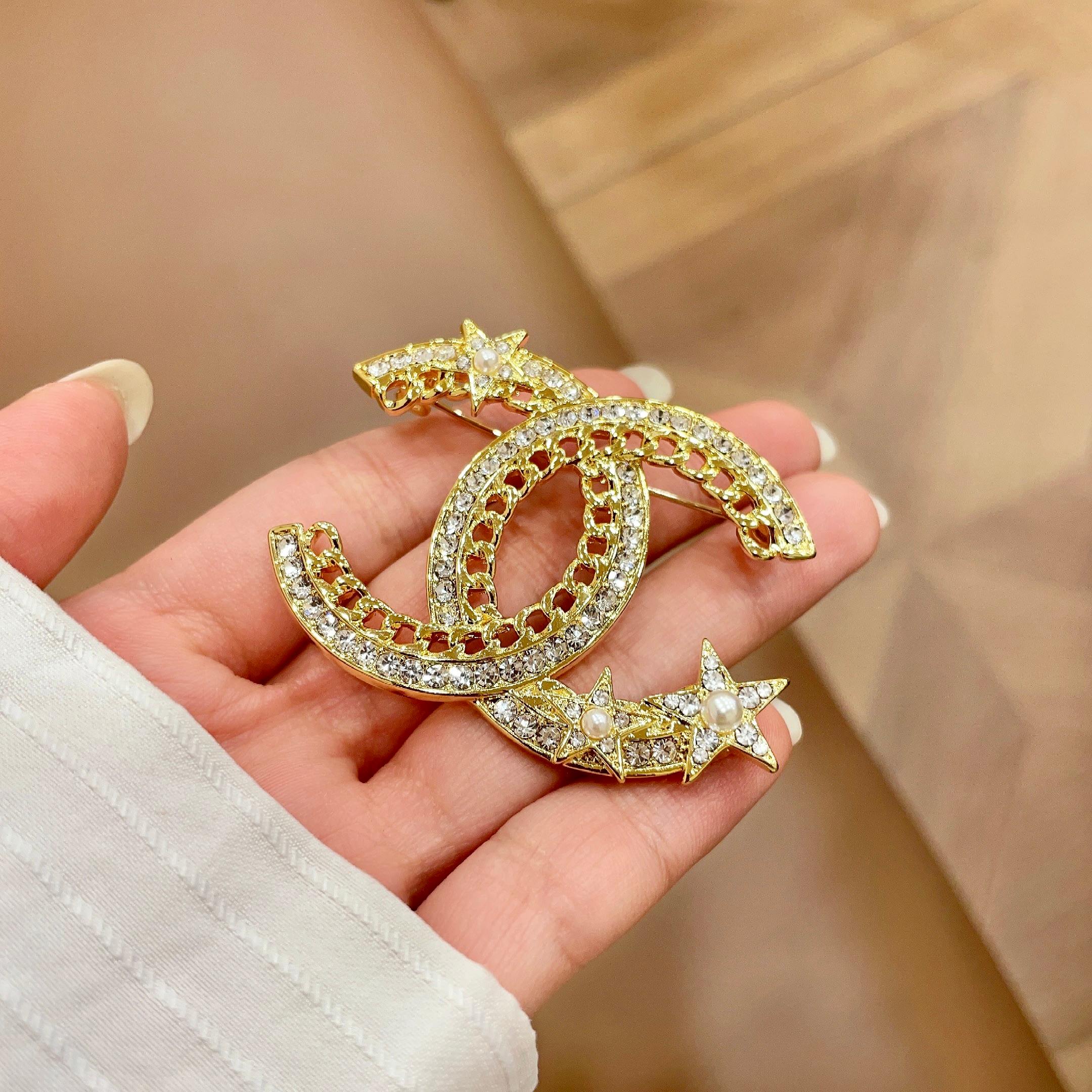 Chanel A貨星星雙C胸針 金色鎖鏈設計晶鑽徽章女款配件| 12 Chanel A貨星星雙C胸針 金色鎖鏈設計晶鑽徽章女款配件