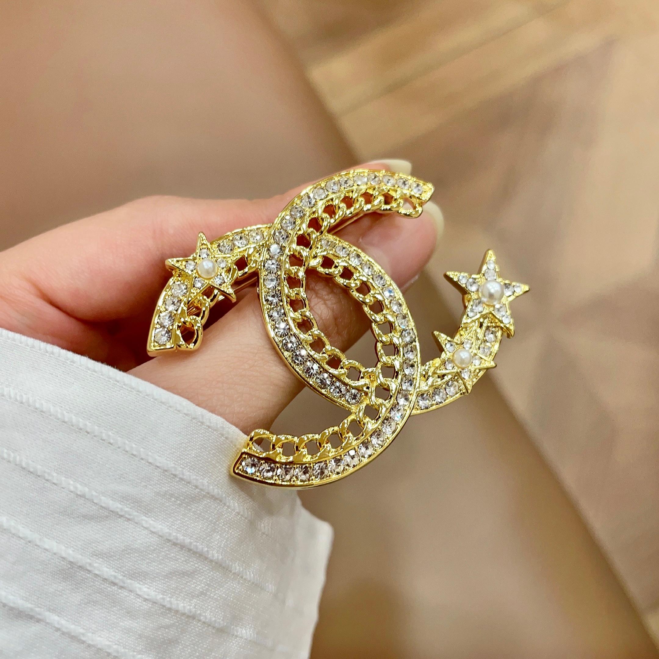 Chanel A貨星星雙C胸針 金色鎖鏈設計晶鑽徽章女款配件| 11 Chanel A貨星星雙C胸針 金色鎖鏈設計晶鑽徽章女款配件