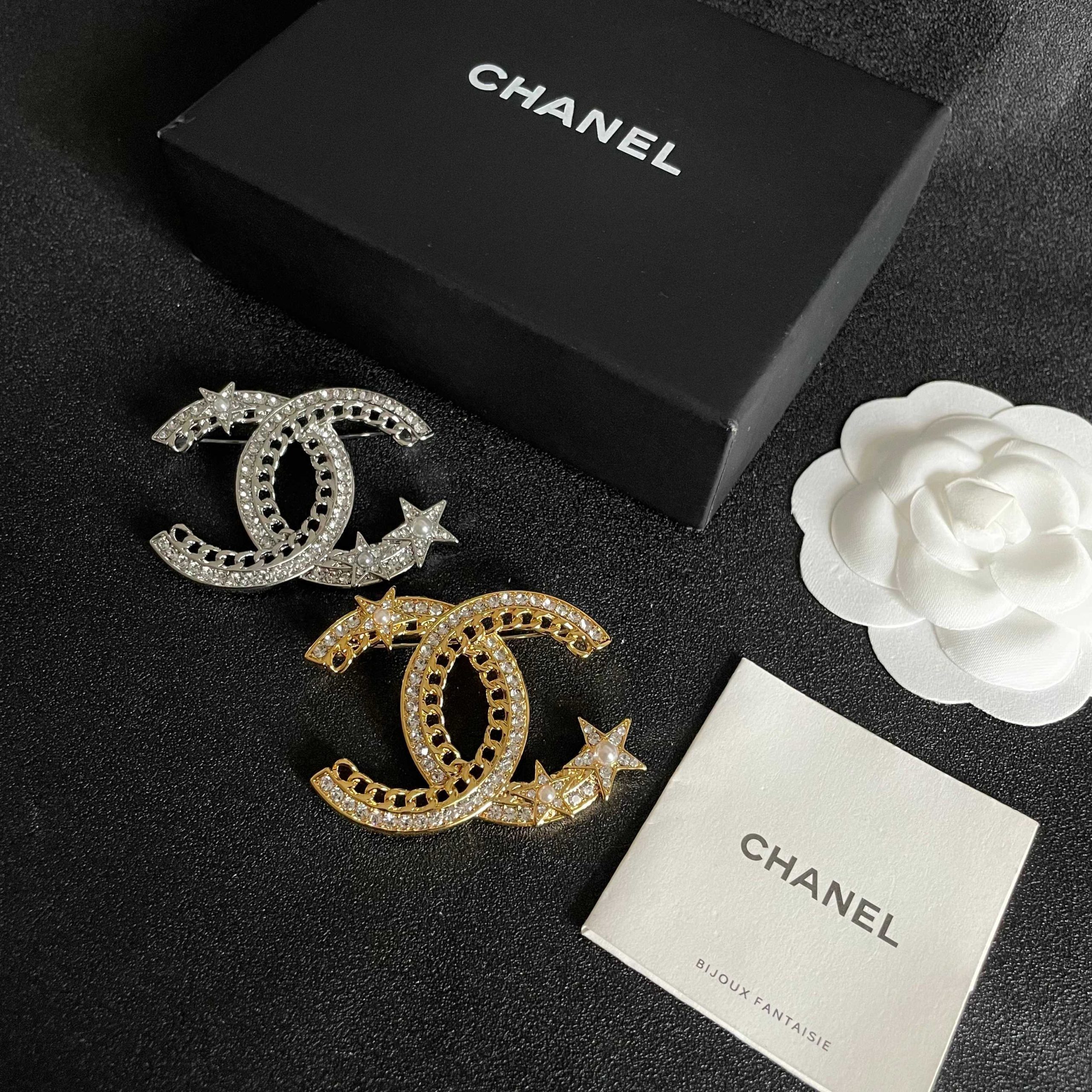 Chanel A貨星星雙C胸針 金色鎖鏈設計晶鑽徽章女款配件| 10 Chanel A貨星星雙C胸針 金色鎖鏈設計晶鑽徽章女款配件