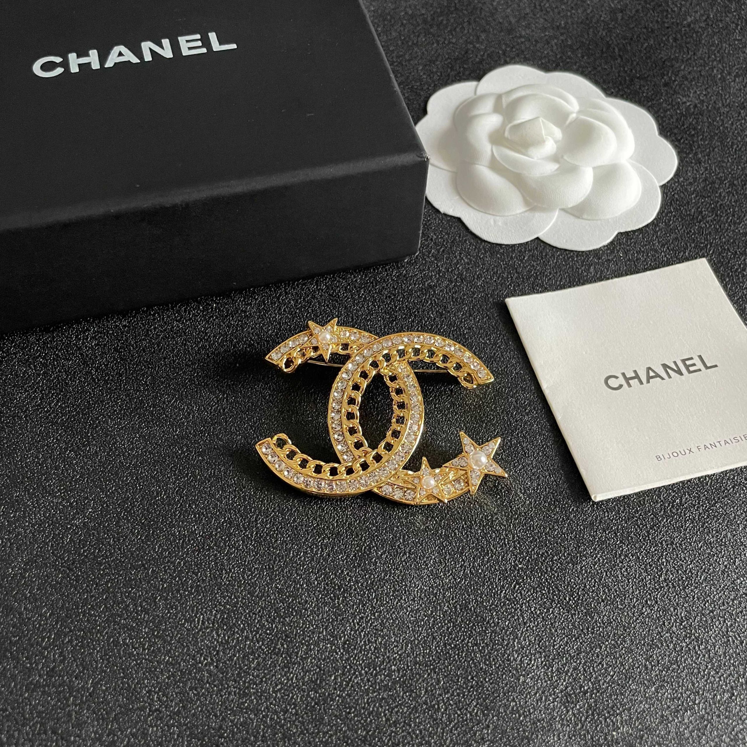 Chanel A貨星星雙C胸針 金色鎖鏈設計晶鑽徽章女款配件| 9 Chanel A貨星星雙C胸針 金色鎖鏈設計晶鑽徽章女款配件