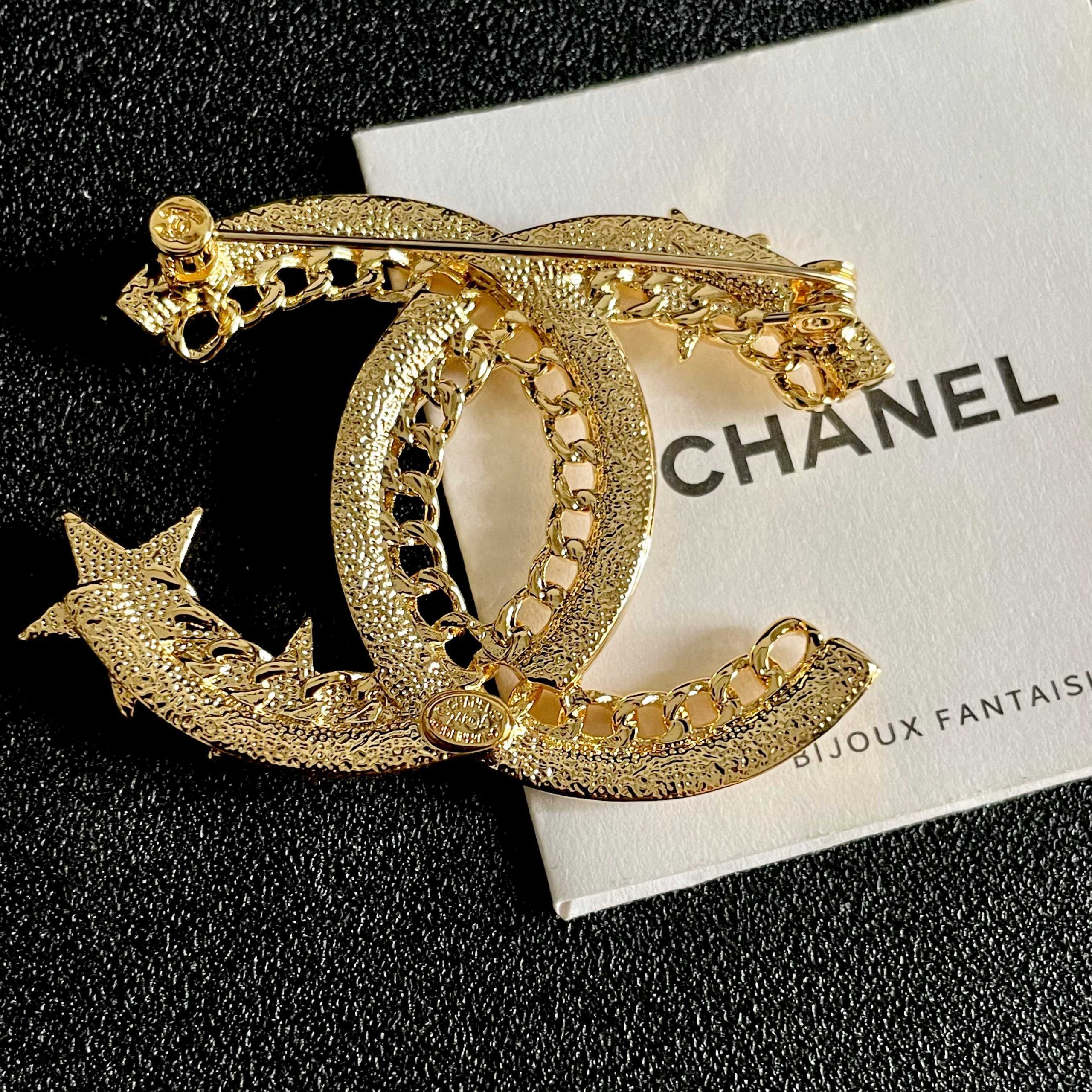 Chanel A貨星星雙C胸針 金色鎖鏈設計晶鑽徽章女款配件| 8 Chanel A貨星星雙C胸針 金色鎖鏈設計晶鑽徽章女款配件