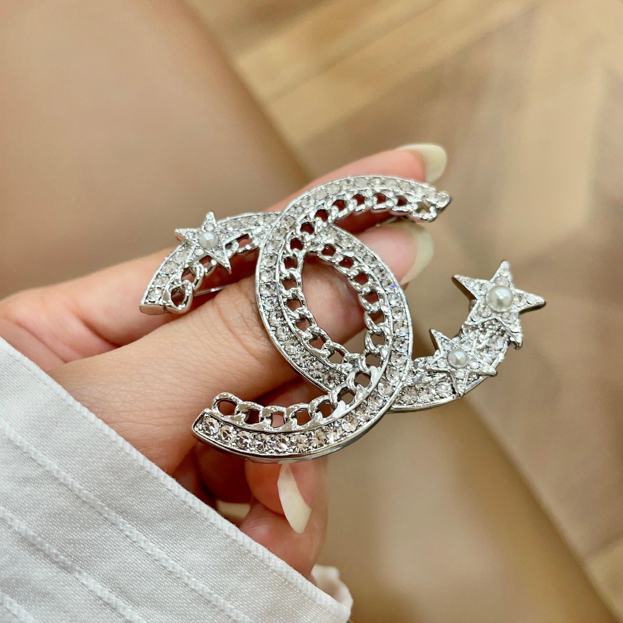 Chanel 高仿銀色星星胸針 鏈條雙C水鑽女款時尚飾品| 13 Chanel 高仿銀色星星胸針 鏈條雙C水鑽女款時尚飾品