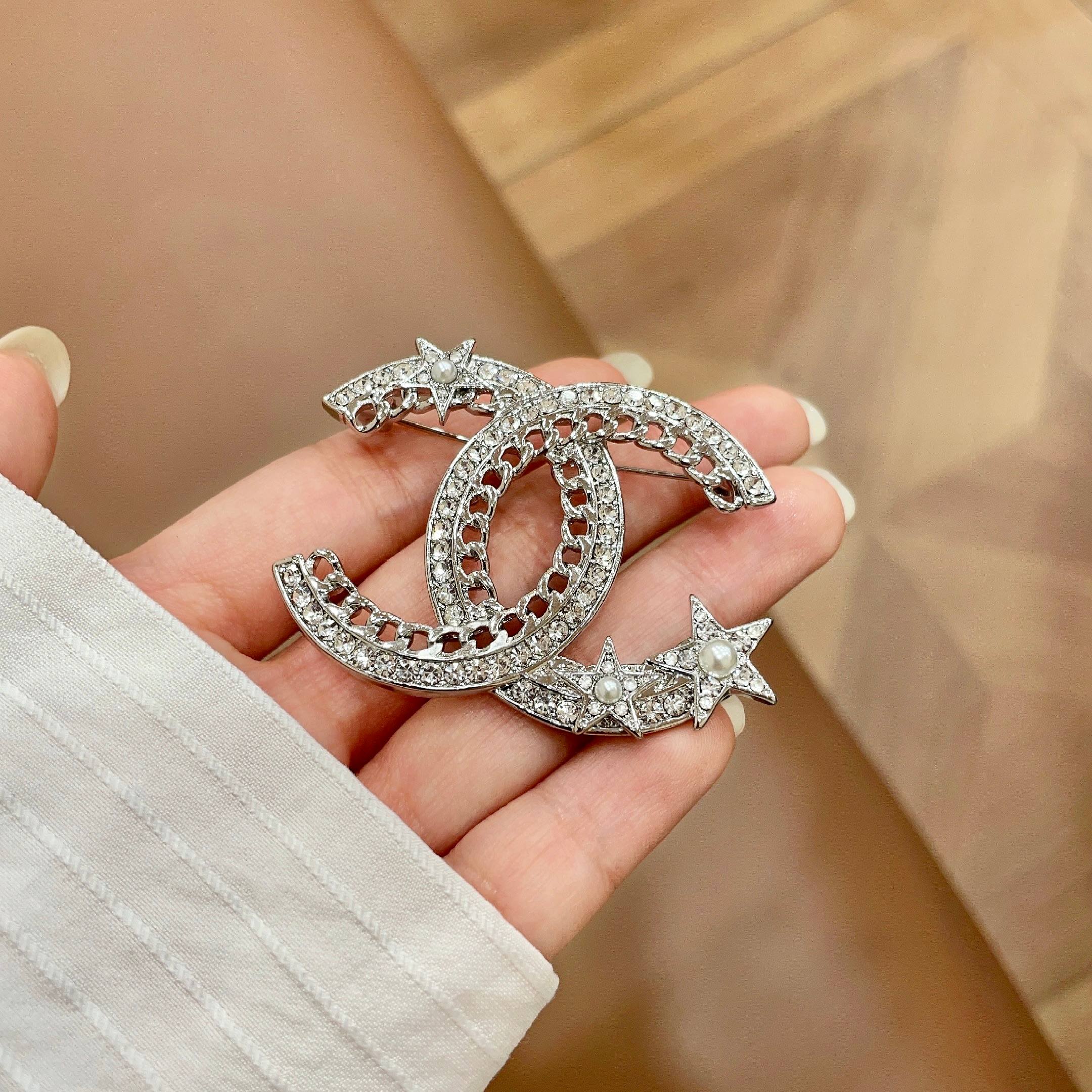 Chanel 高仿銀色星星胸針 鏈條雙C水鑽女款時尚飾品| 12 Chanel 高仿銀色星星胸針 鏈條雙C水鑽女款時尚飾品