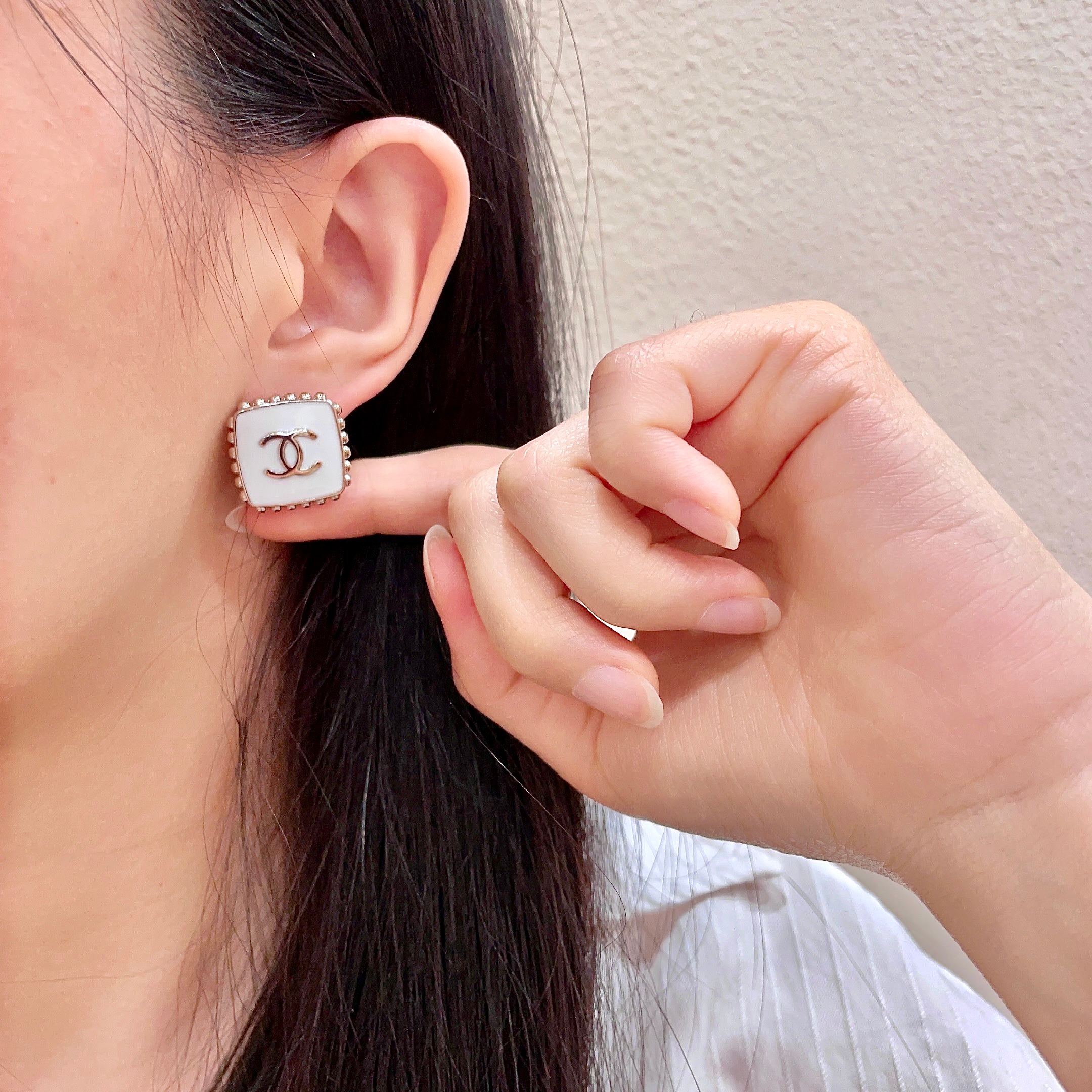 Chanel 原單白瓷方形耳釘 女士經典LOGO邊珠飾框飾品| 14 Chanel 原單白瓷方形耳釘 女士經典LOGO邊珠飾框飾品