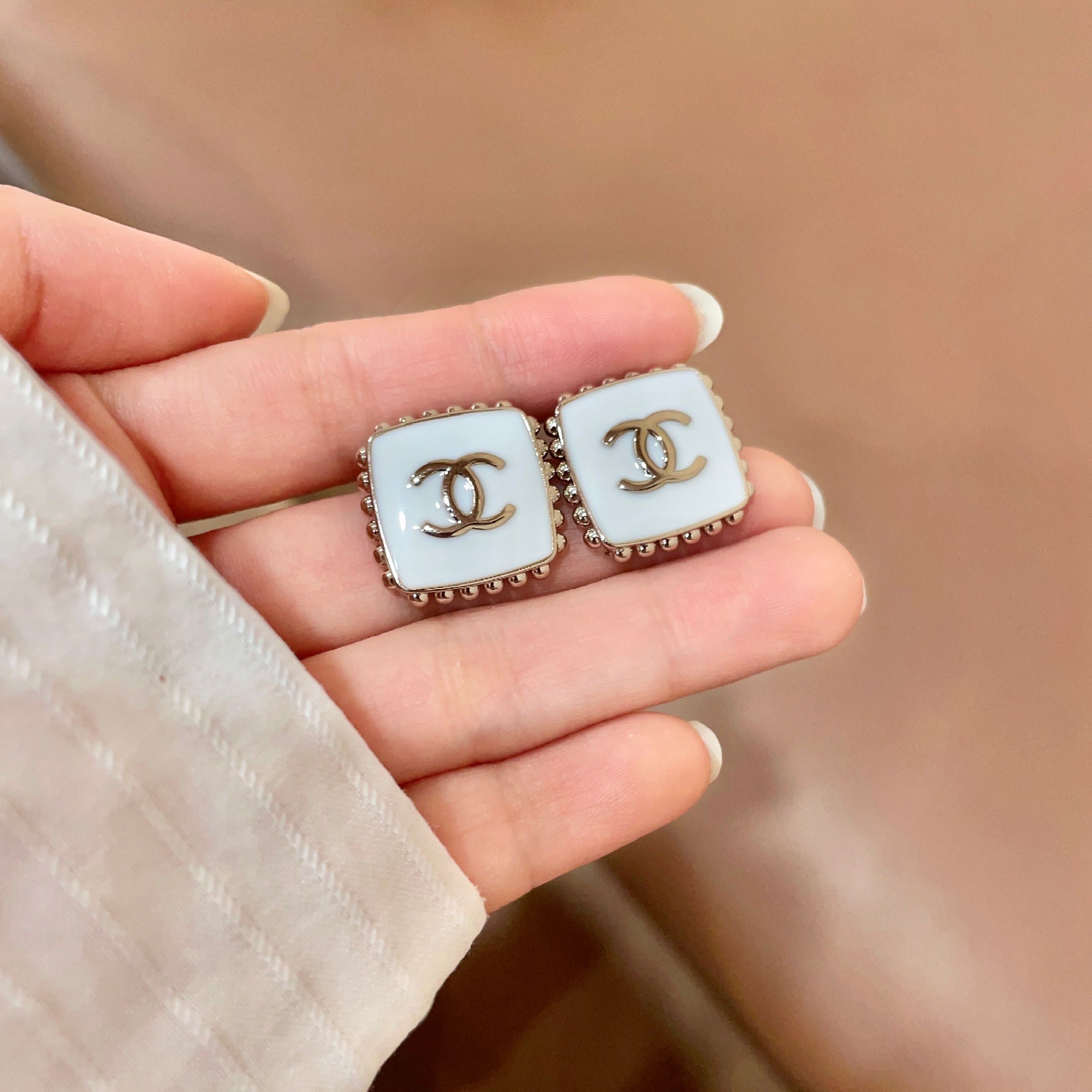 Chanel 原單白瓷方形耳釘 女士經典LOGO邊珠飾框飾品| 12 Chanel 原單白瓷方形耳釘 女士經典LOGO邊珠飾框飾品