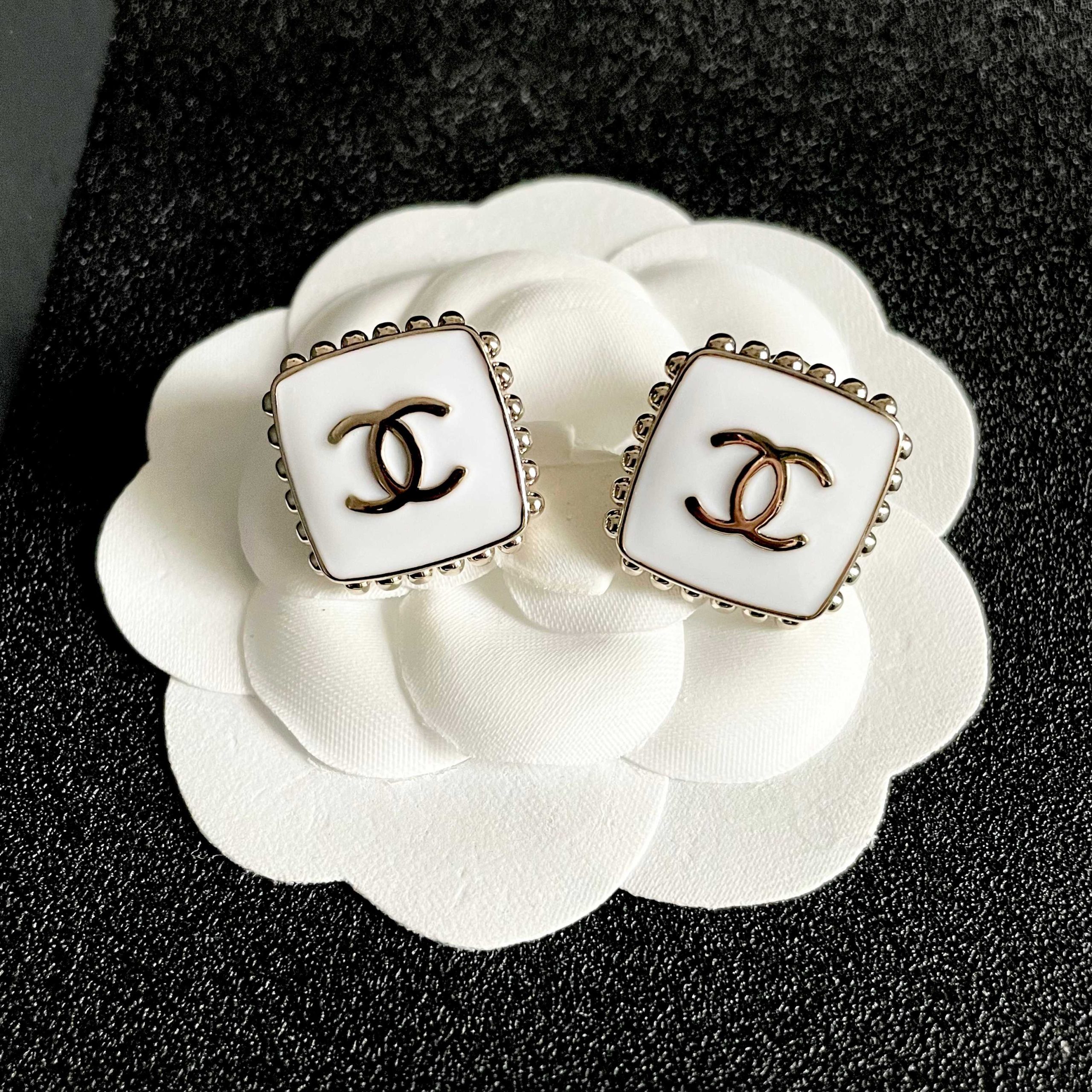 Chanel 原單白瓷方形耳釘 女士經典LOGO邊珠飾框飾品| 8 Chanel 原單白瓷方形耳釘 女士經典LOGO邊珠飾框飾品