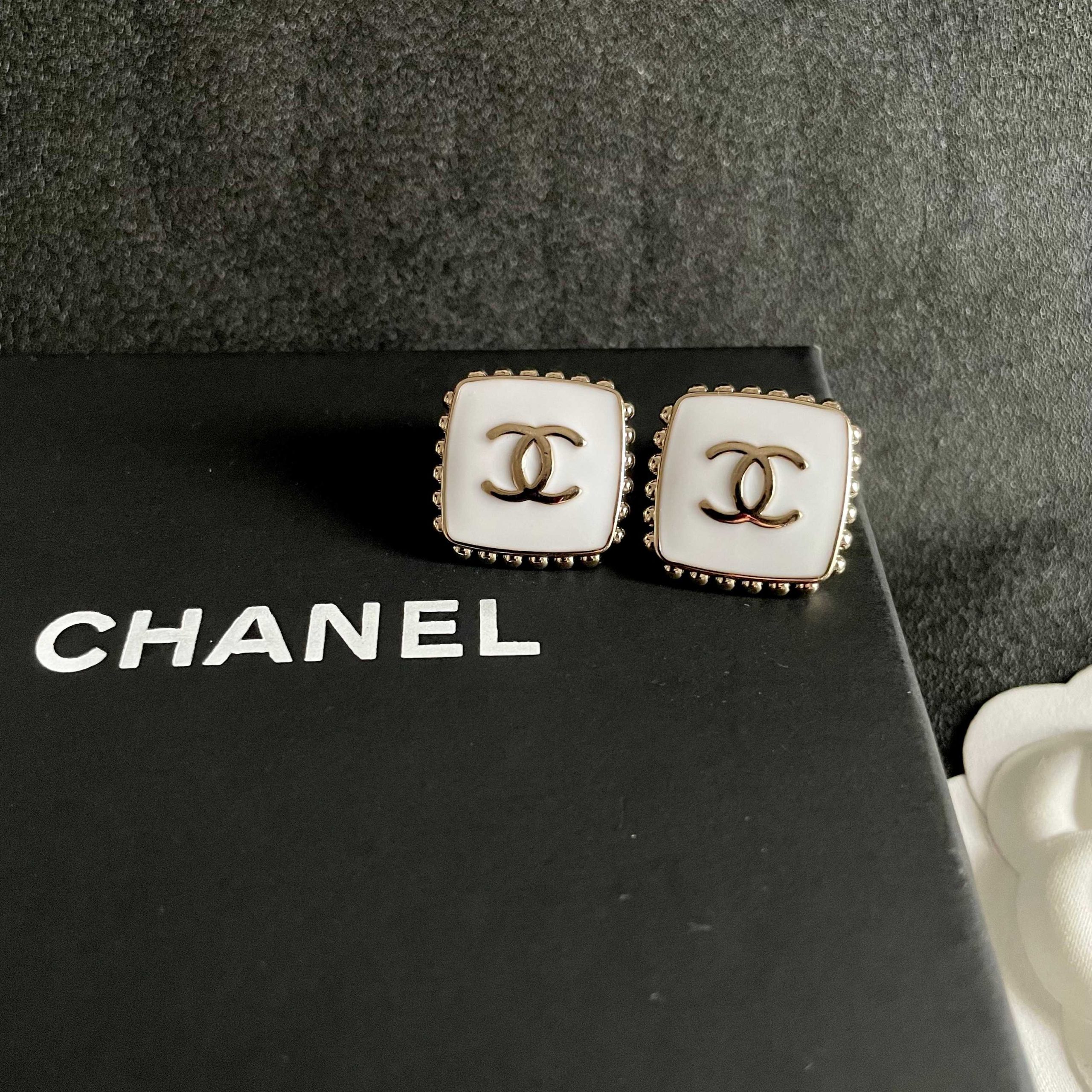 Chanel 原單白瓷方形耳釘 女士經典LOGO邊珠飾框飾品| 7 Chanel 原單白瓷方形耳釘 女士經典LOGO邊珠飾框飾品