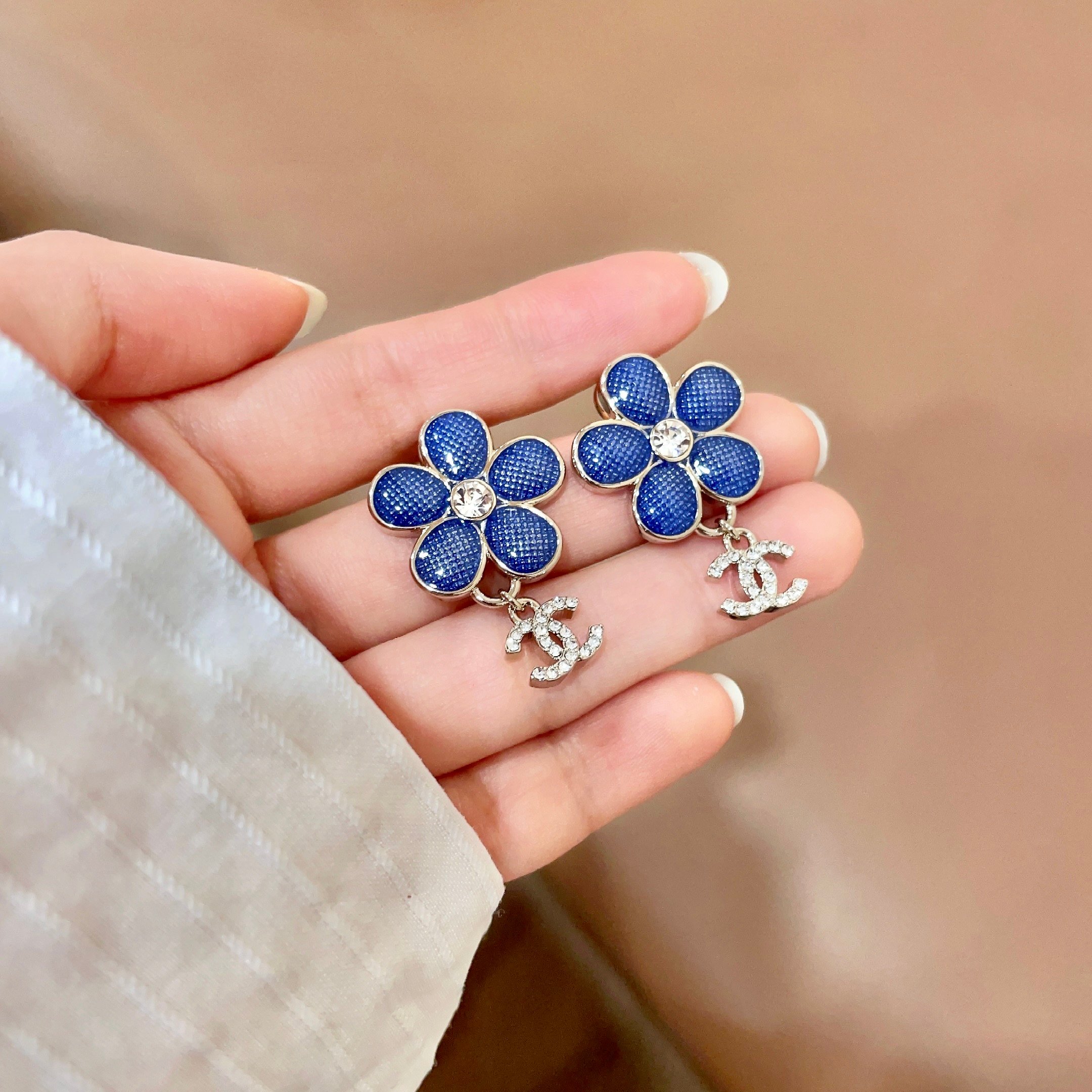 Chanel 高仿藍花雙C耳環 水鑽吊飾花瓣耳釘造型飾品| 10 Chanel 高仿藍花雙C耳環 水鑽吊飾花瓣耳釘造型飾品