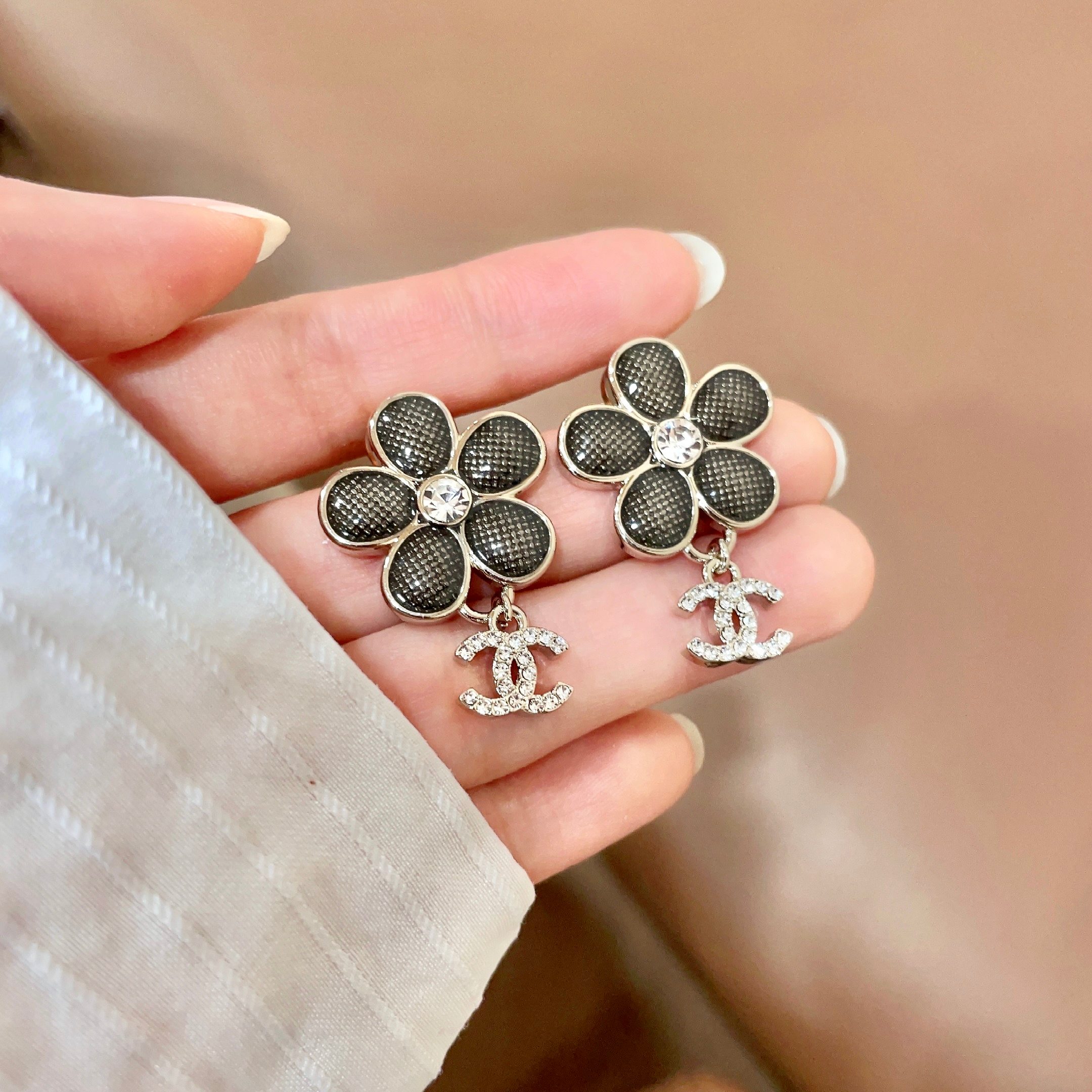 Chanel 一比一黑花雙C耳環 花瓣鑽飾吊墜優雅耳釘| 12 Chanel 一比一黑花雙C耳環 花瓣鑽飾吊墜優雅耳釘