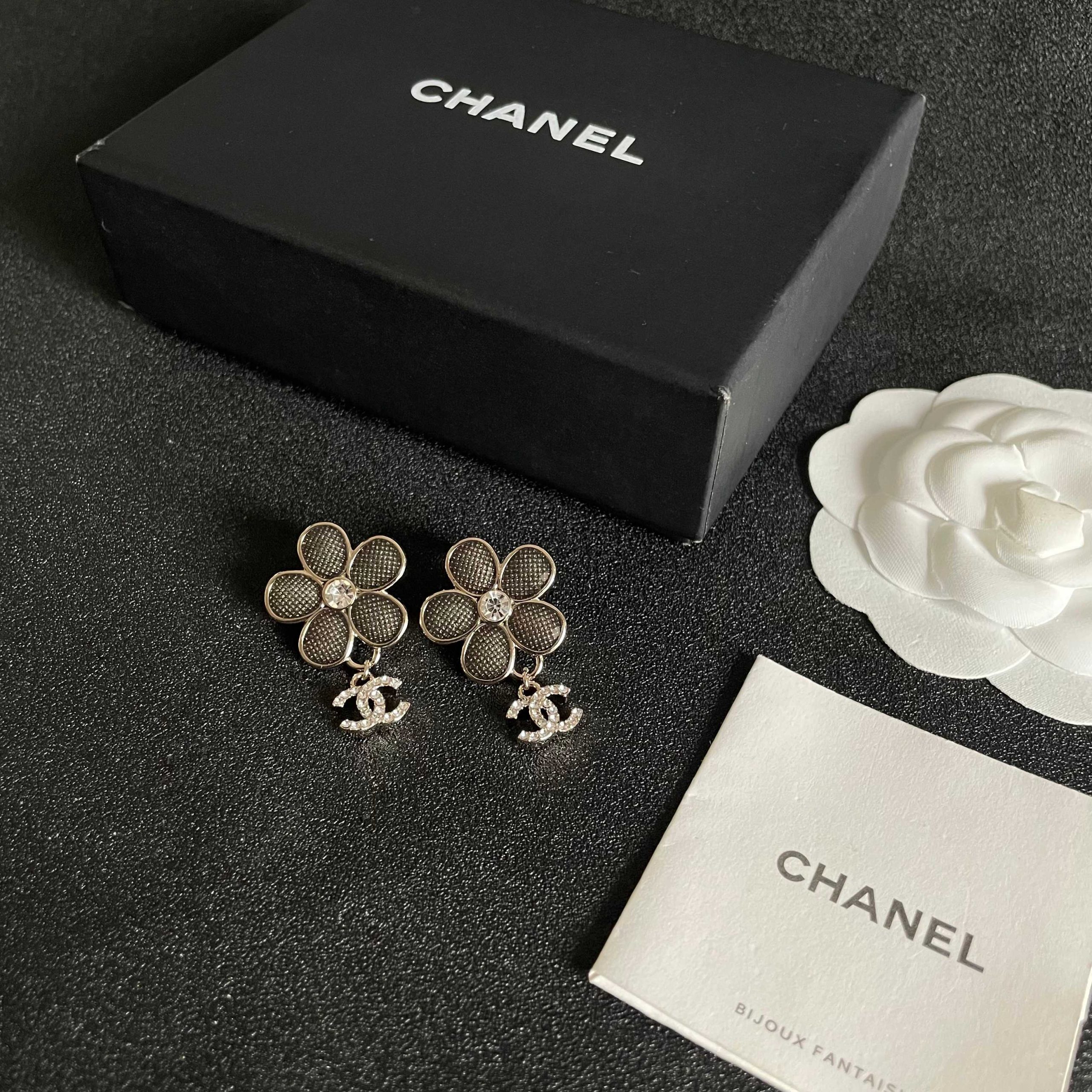 Chanel 一比一黑花雙C耳環 花瓣鑽飾吊墜優雅耳釘| 11 Chanel 一比一黑花雙C耳環 花瓣鑽飾吊墜優雅耳釘
