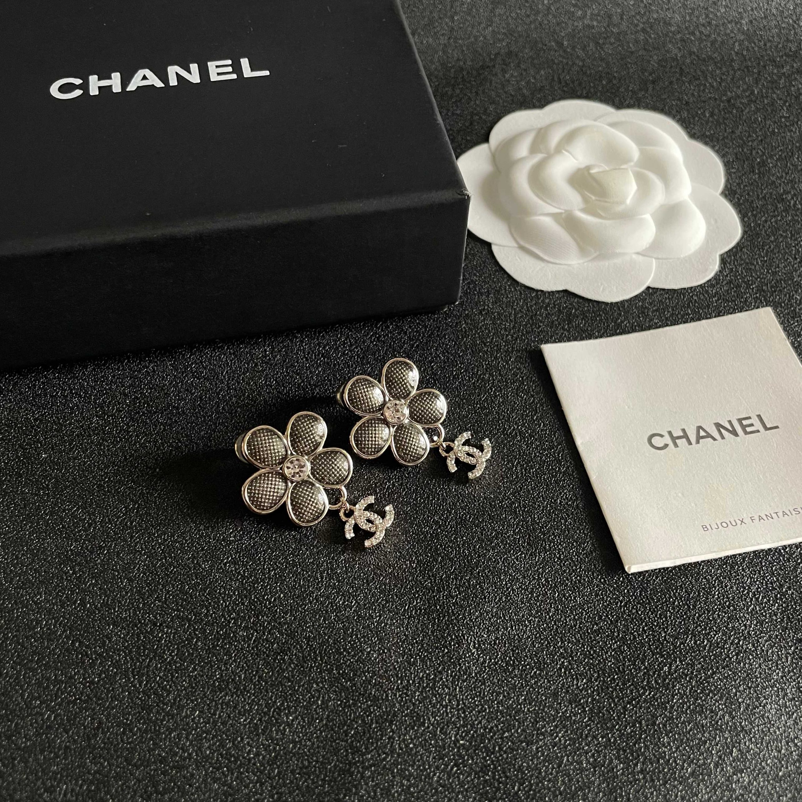 Chanel 一比一黑花雙C耳環 花瓣鑽飾吊墜優雅耳釘| 10 Chanel 一比一黑花雙C耳環 花瓣鑽飾吊墜優雅耳釘