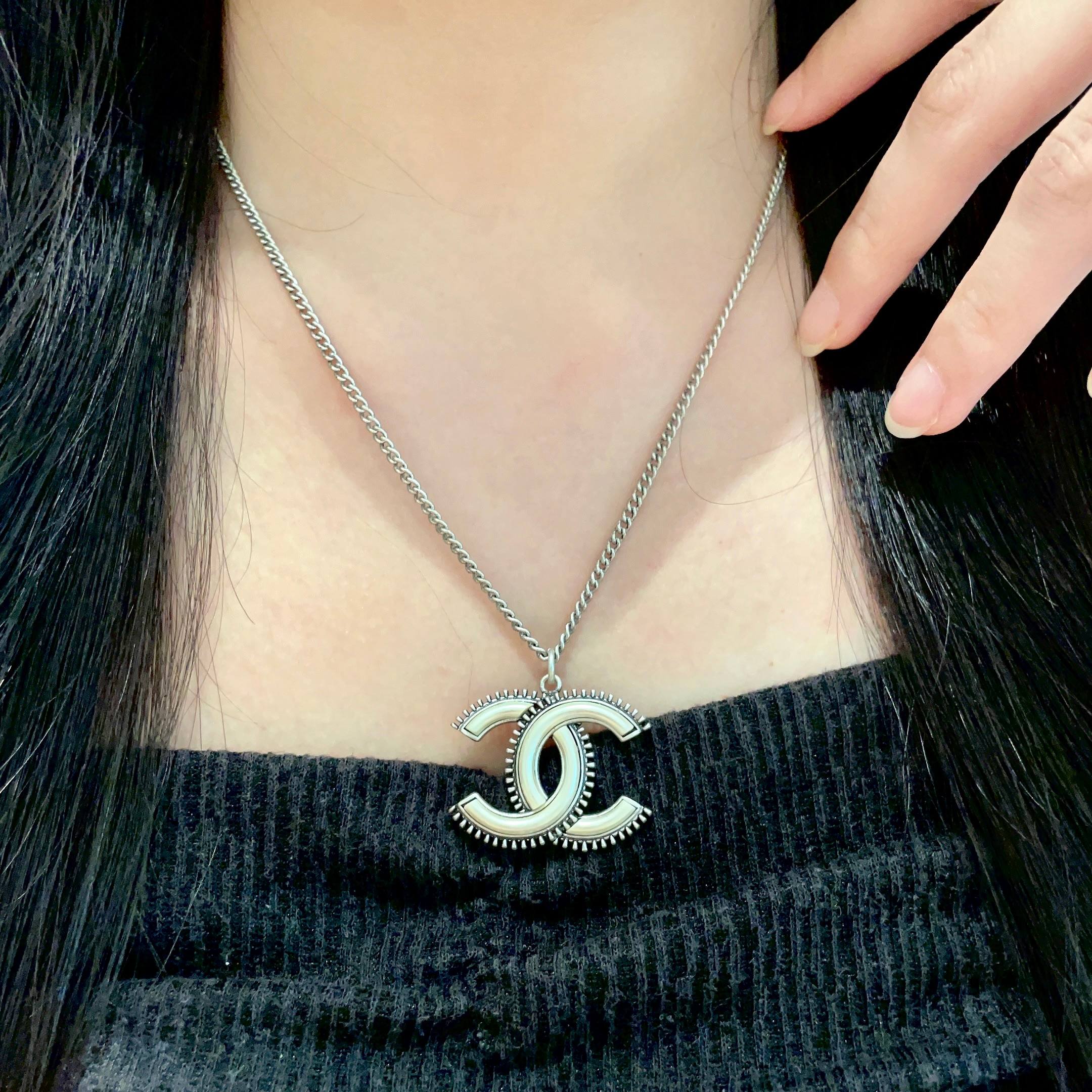 Chanel A貨白邊銀雙C項鍊 百搭金屬LOGO頸鍊女款飾品