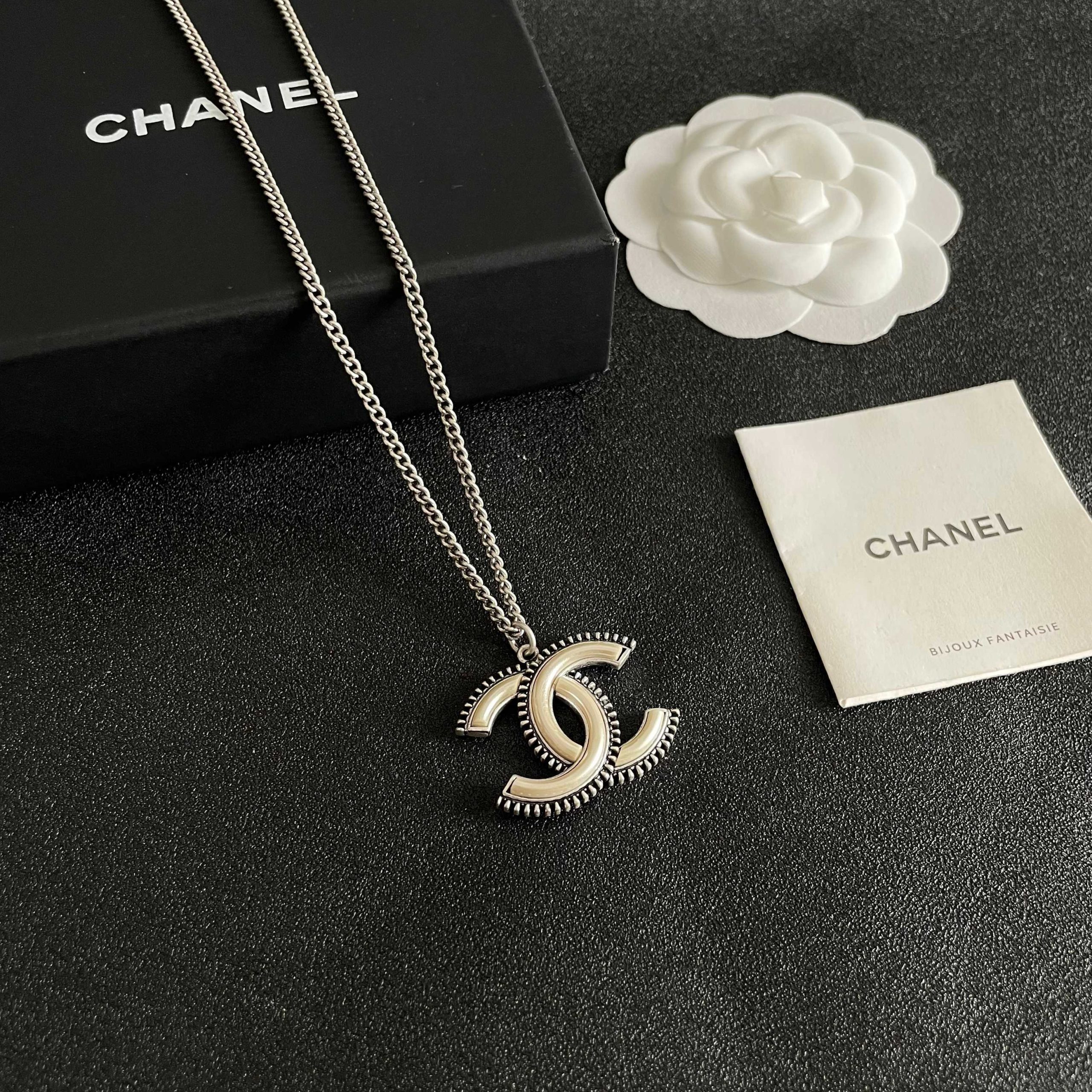 Chanel A貨白邊銀雙C項鍊 百搭金屬LOGO頸鍊女款飾品| 10 Chanel A貨白邊銀雙C項鍊 百搭金屬LOGO頸鍊女款飾品