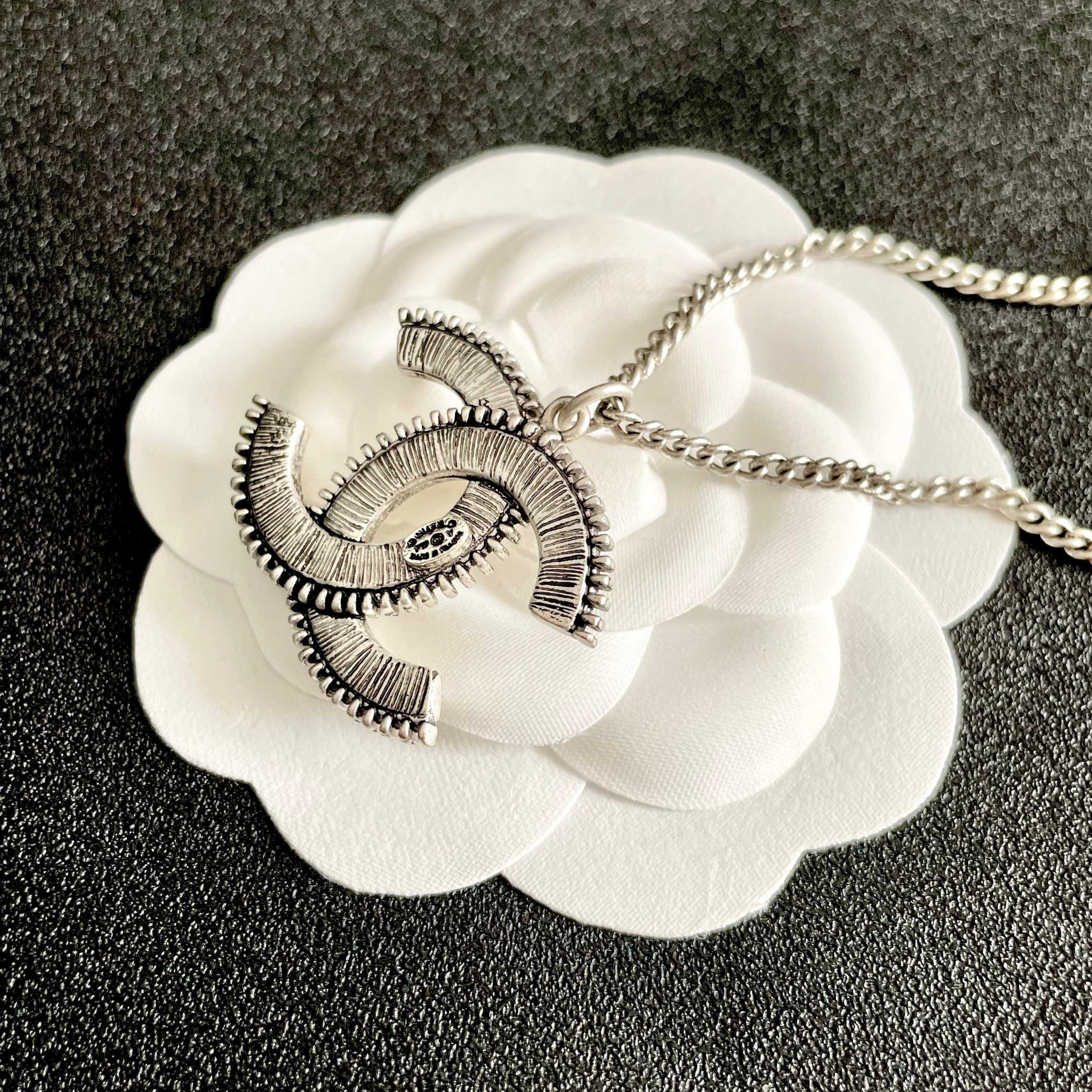 Chanel A貨白邊銀雙C項鍊 百搭金屬LOGO頸鍊女款飾品| 8 Chanel A貨白邊銀雙C項鍊 百搭金屬LOGO頸鍊女款飾品