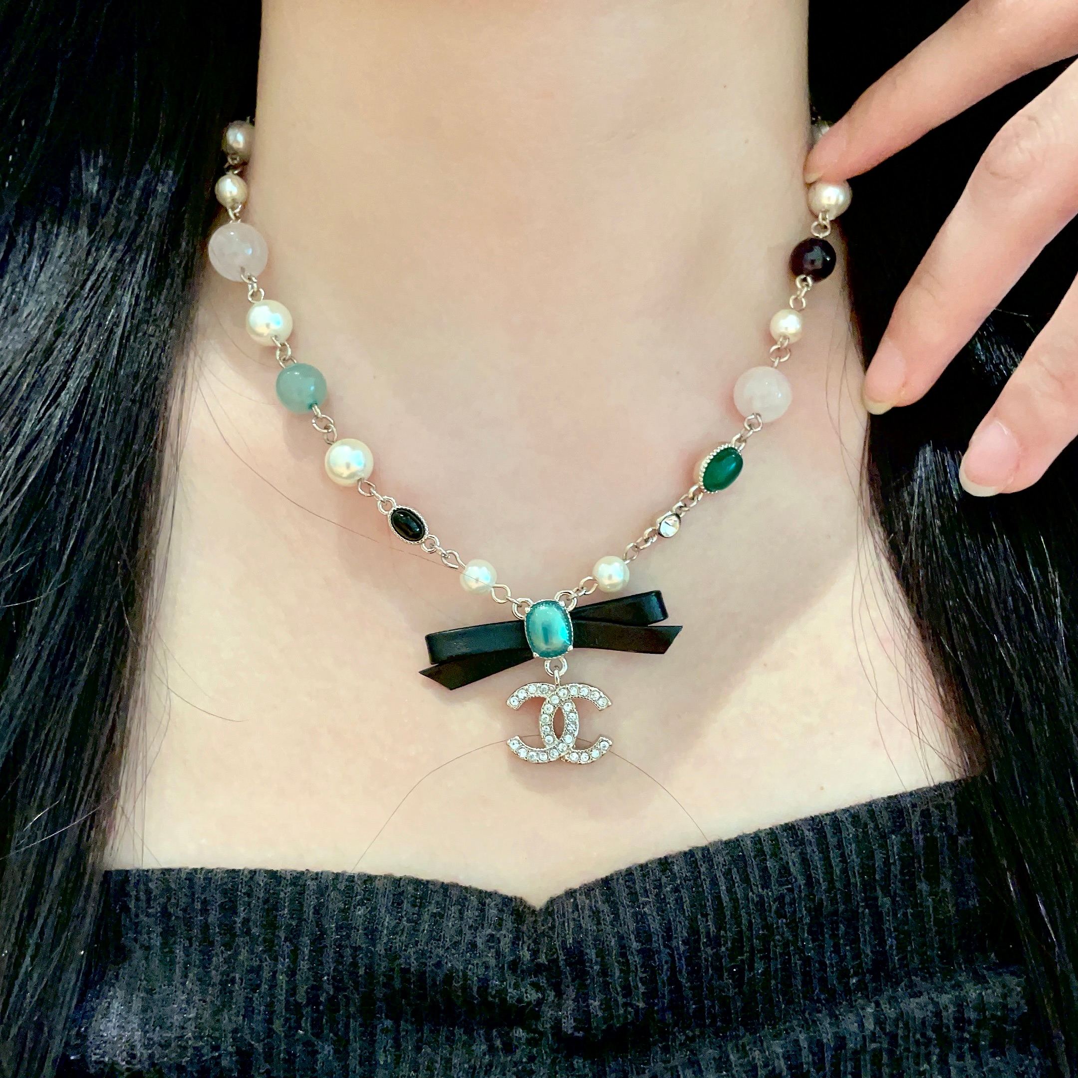 Chanel 一比一彩珠蝴蝶結LOGO項鍊 多色珍珠設計女款精品
