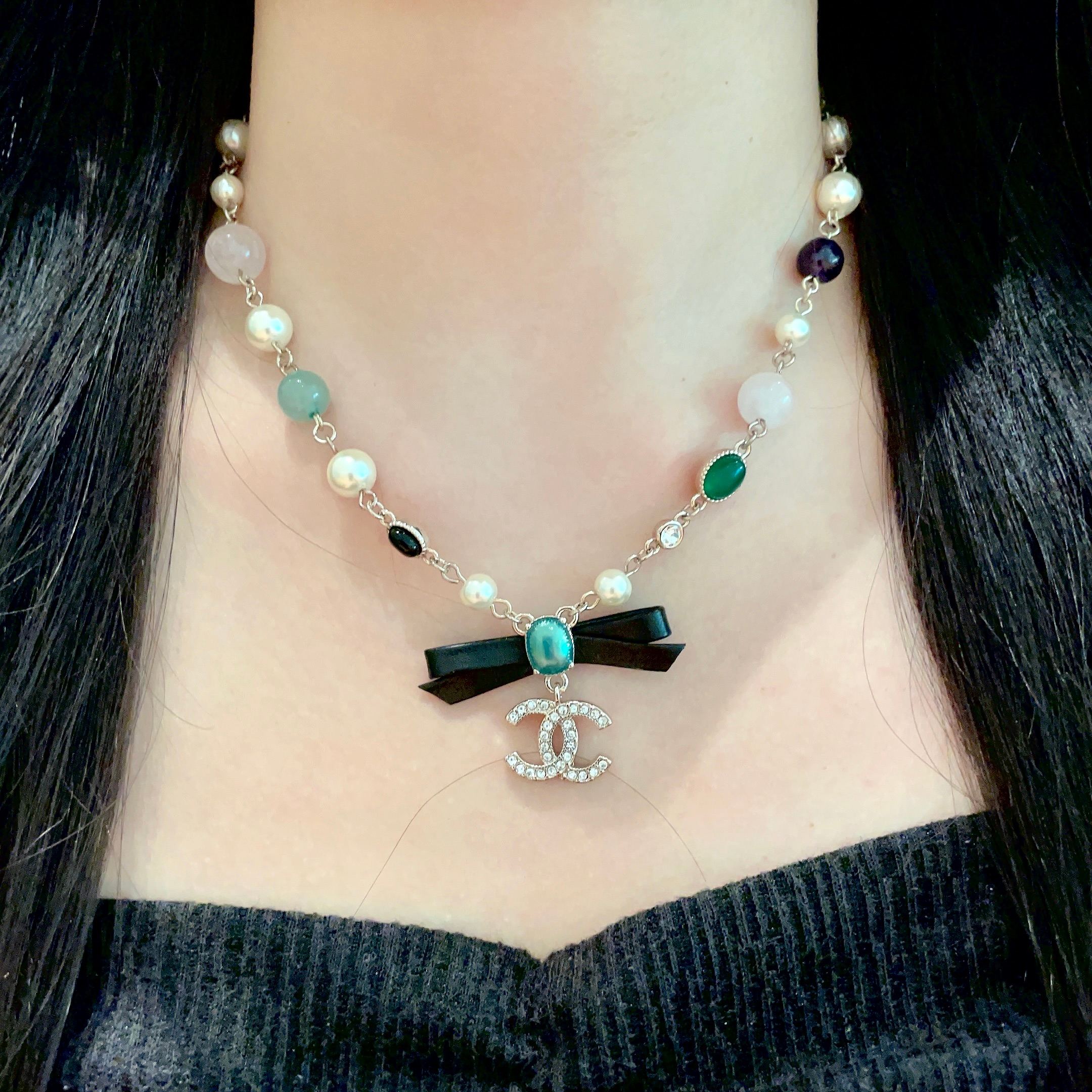 Chanel 一比一彩珠蝴蝶結LOGO項鍊 多色珍珠設計女款精品| 13 Chanel 一比一彩珠蝴蝶結LOGO項鍊 多色珍珠設計女款精品