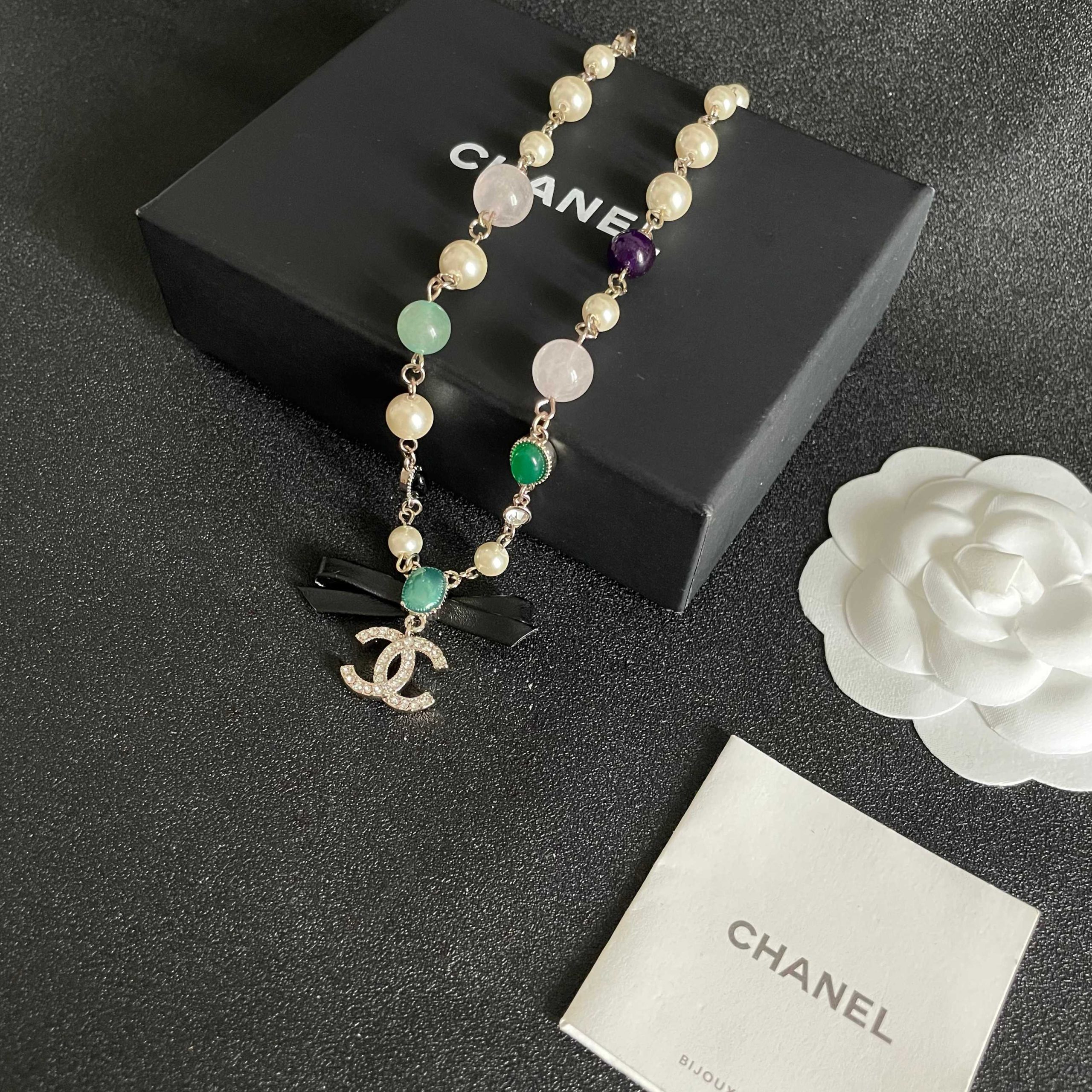 Chanel 一比一彩珠蝴蝶結LOGO項鍊 多色珍珠設計女款精品| 11 Chanel 一比一彩珠蝴蝶結LOGO項鍊 多色珍珠設計女款精品