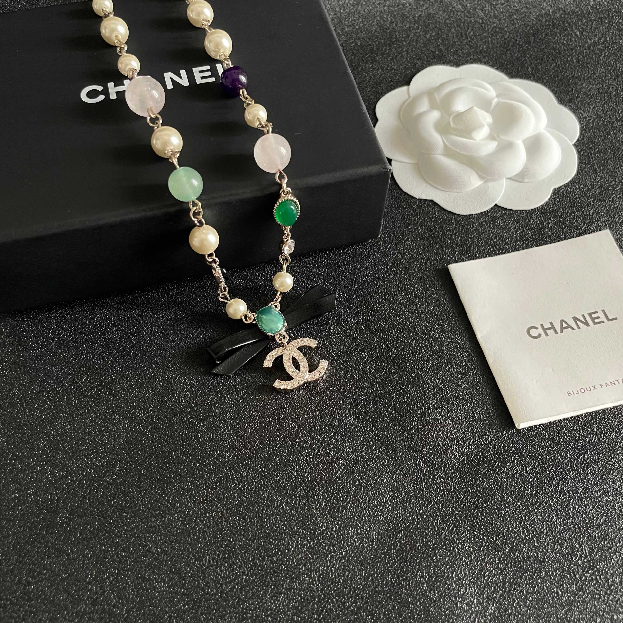 Chanel 一比一彩珠蝴蝶結LOGO項鍊 多色珍珠設計女款精品| 10 Chanel 一比一彩珠蝴蝶結LOGO項鍊 多色珍珠設計女款精品