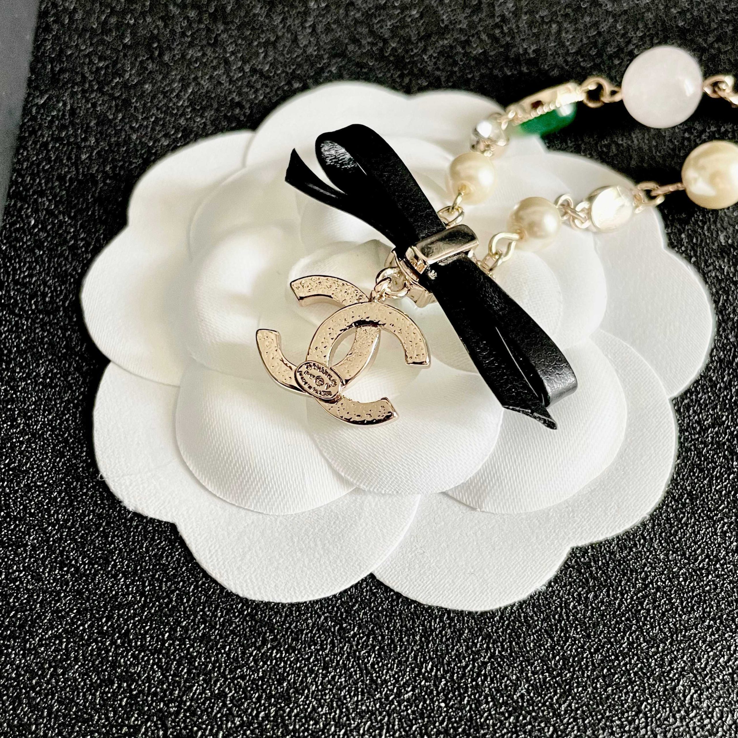 Chanel 一比一彩珠蝴蝶結LOGO項鍊 多色珍珠設計女款精品| 8 Chanel 一比一彩珠蝴蝶結LOGO項鍊 多色珍珠設計女款精品