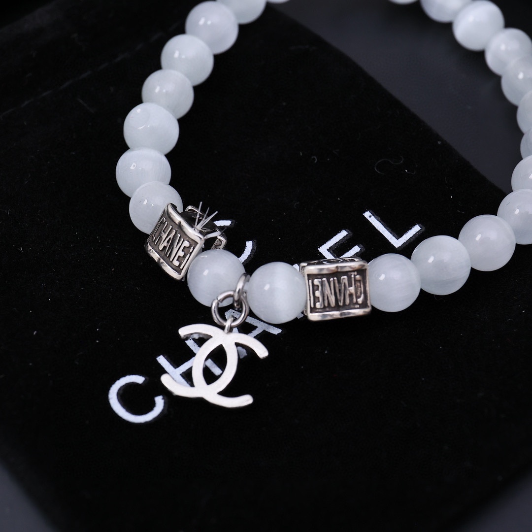 Chanel高仿天然石串珠手鍊 雙色搭配CC LOGO吊飾設計｜歐美奢侈品精品推薦