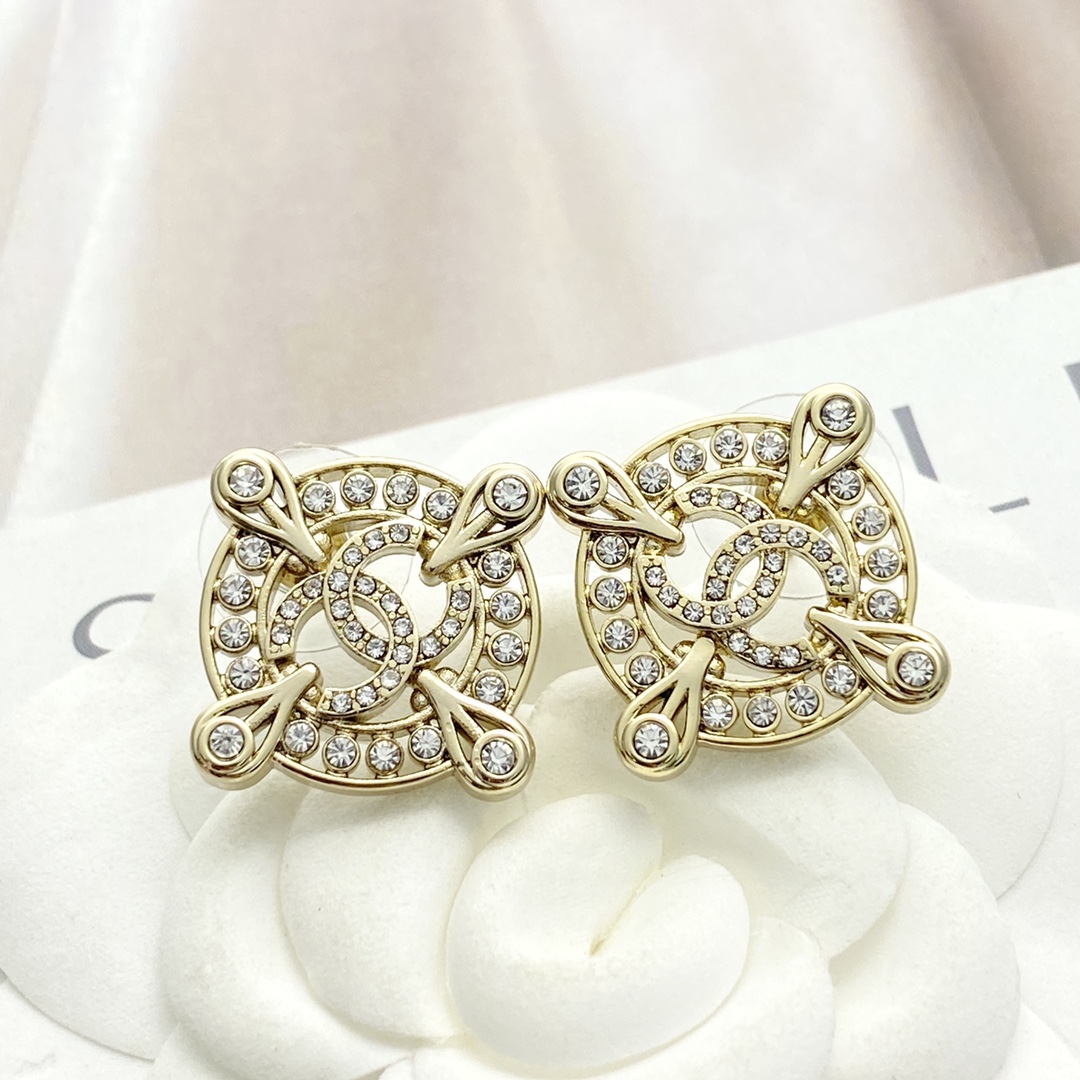 Chanel 高仿女款耳環 菱形雙C滿鑽設計 閃耀氣場款｜歐美奢侈品精品推薦