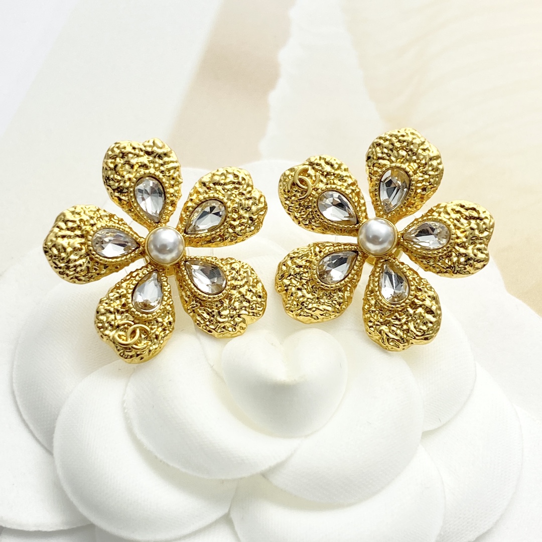 Chanel 原單女款耳環 金色立體花瓣設計 珍珠點綴優雅風格｜歐美奢侈品精品推薦