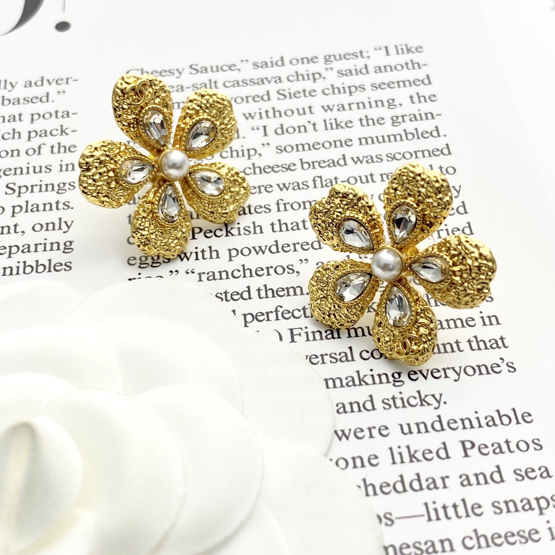 Chanel 原單女款耳環 金色立體花瓣設計 珍珠點綴優雅風格｜歐美奢侈品精品推薦