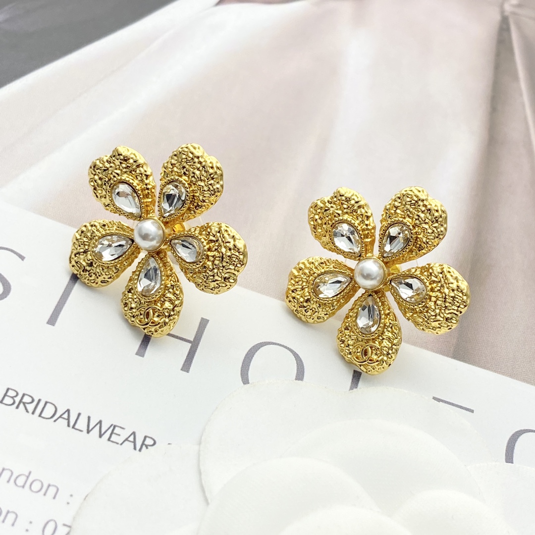 Chanel 原單女款耳環 金色立體花瓣設計 珍珠點綴優雅風格｜歐美奢侈品精品推薦