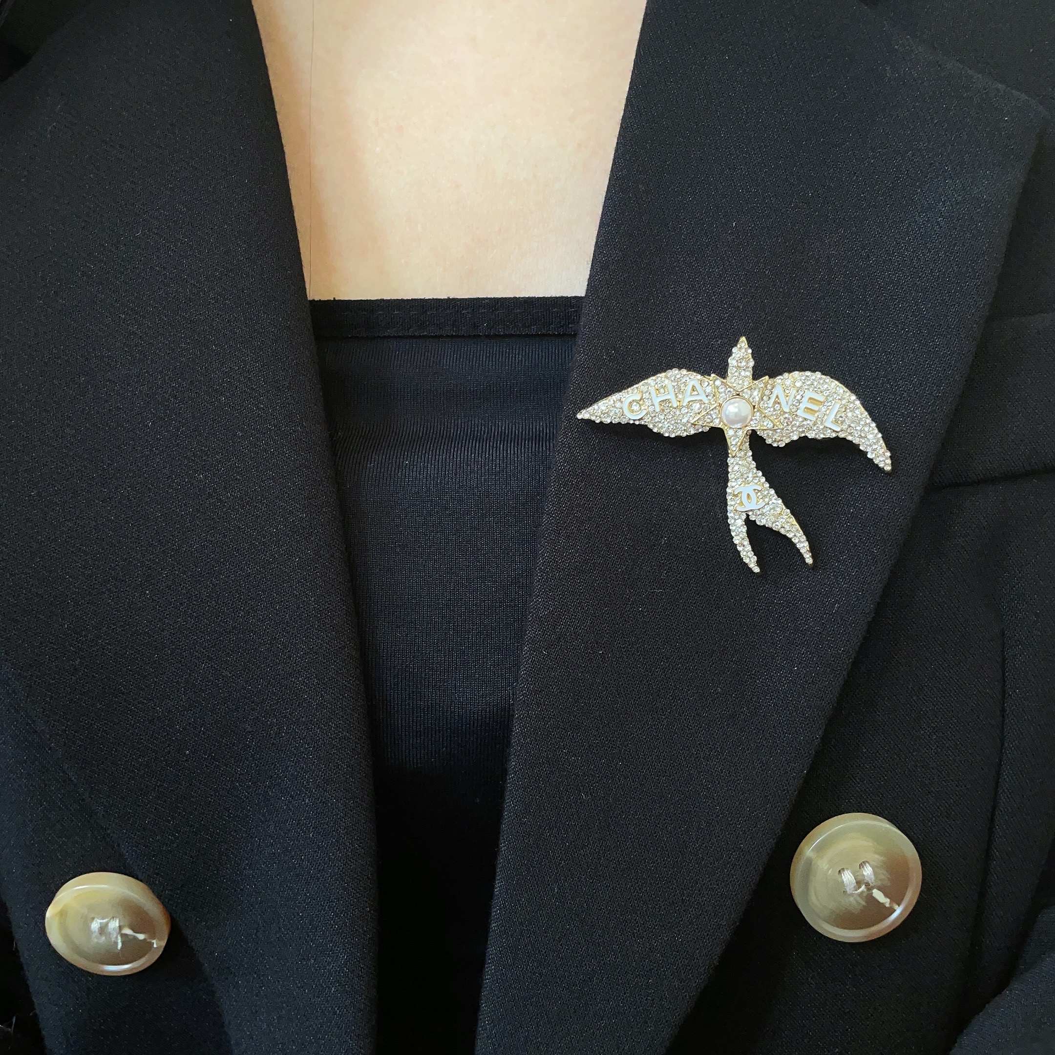 Chanel A貨胸針 飛鳥滿鑽造型設計 華麗吸睛款式｜歐美奢侈品精品推薦