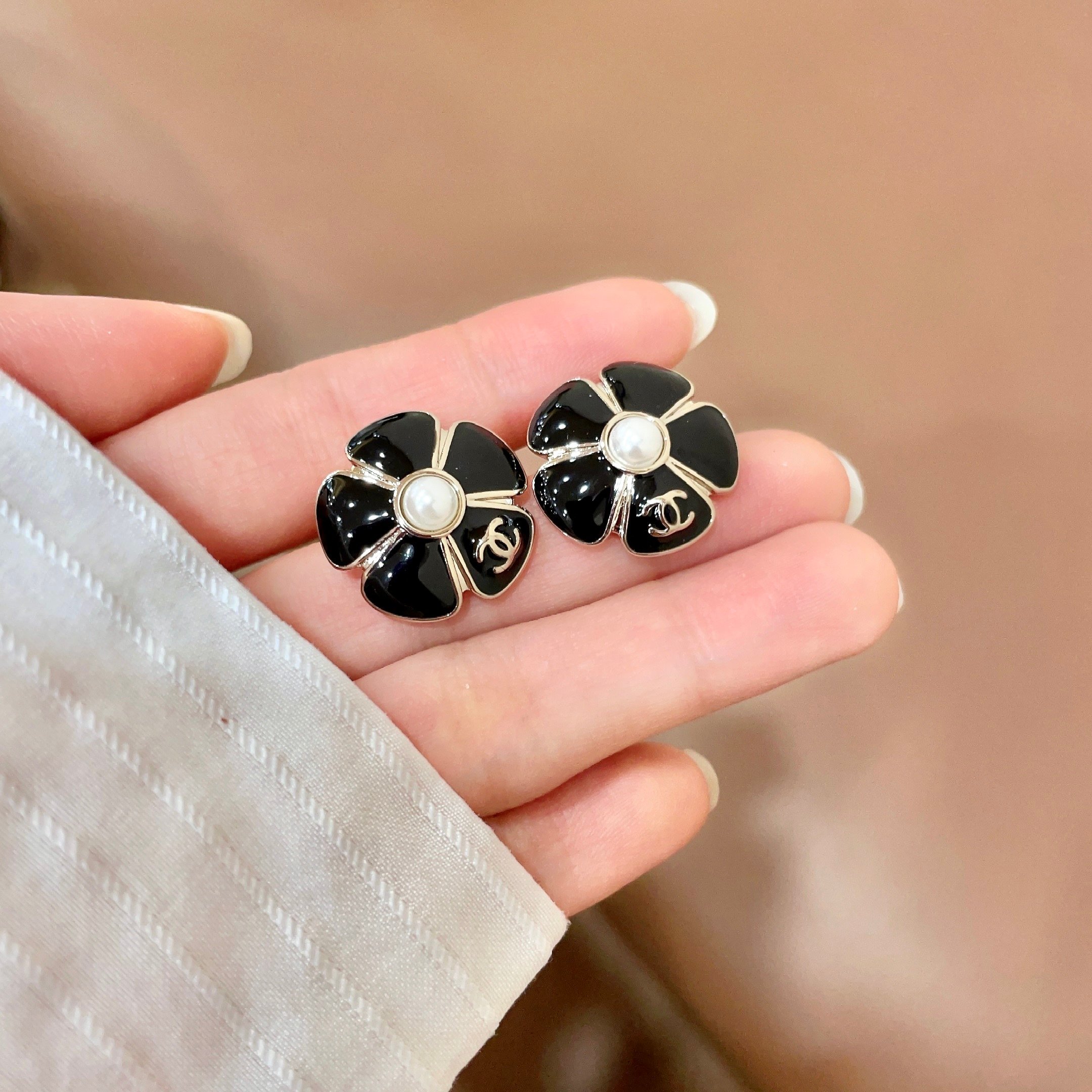 Chanel 原單山茶花耳環 黑白對比珍珠點綴 氣質百搭造型｜歐美奢侈品精品推薦