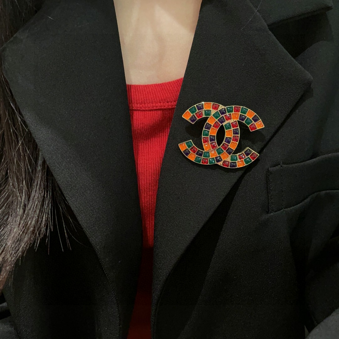 Chanel 高仿彩色雙C胸針 幾何寶石鑲嵌設計 摩登吸睛款｜歐美奢侈品精品推薦