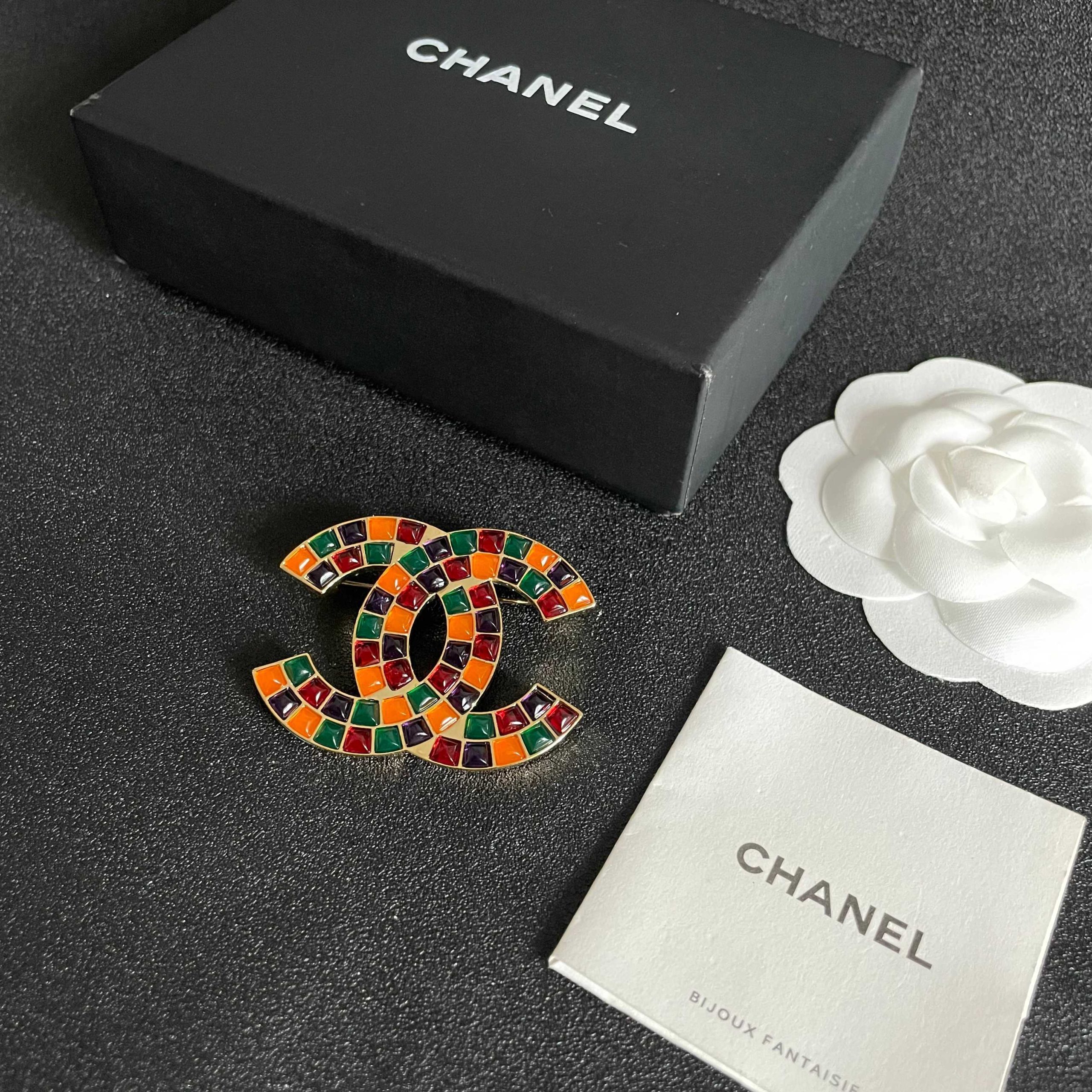 Chanel 高仿彩色雙C胸針 幾何寶石鑲嵌設計 摩登吸睛款｜歐美奢侈品精品推薦