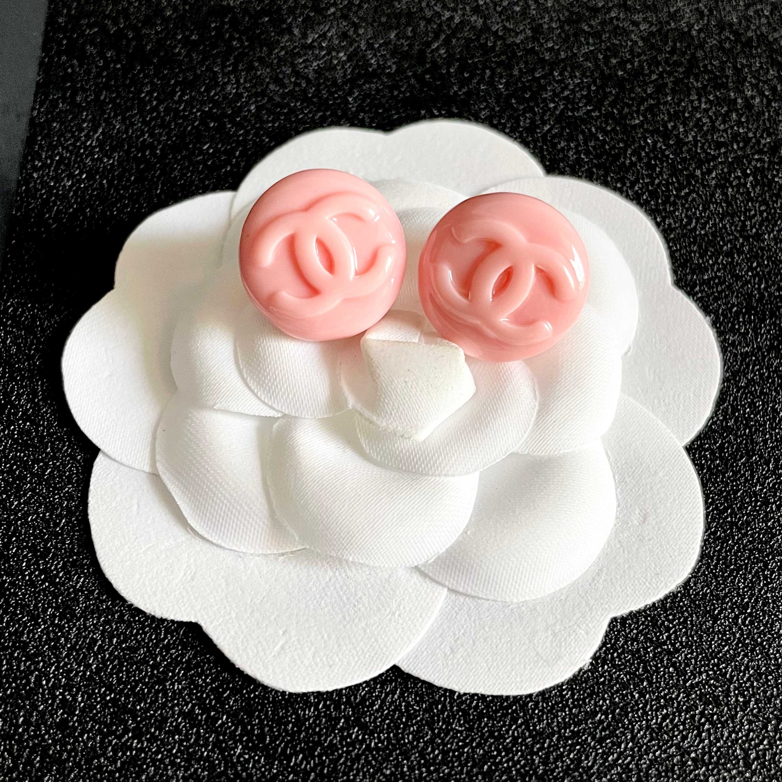 Chanel 高仿粉色耳環 圓形鏡面LOGO款 少女感滿點設計｜歐美奢侈品精品推薦