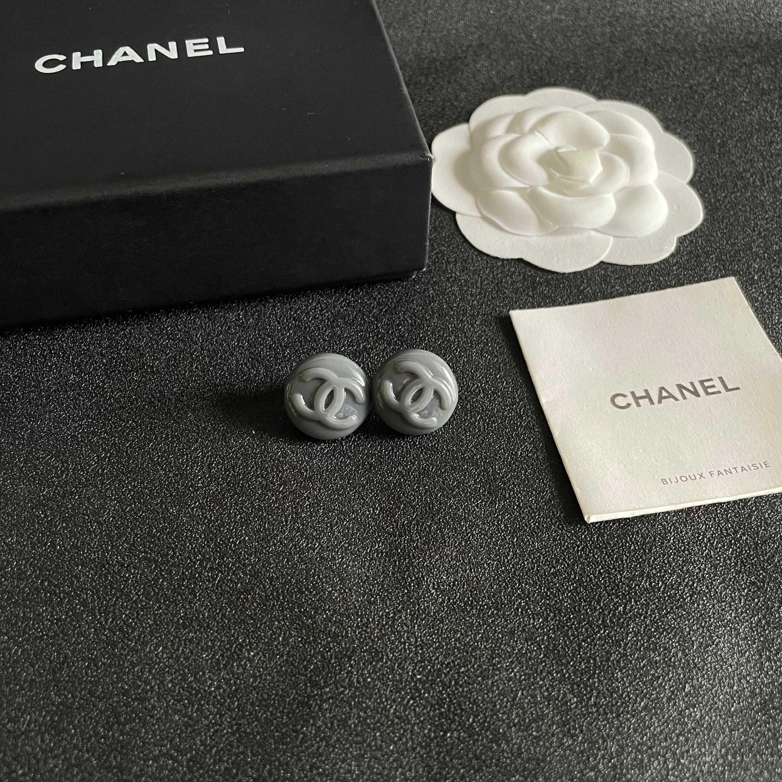 Chanel 原單灰色耳環 簡約壓紋Logo 圓形霧面質感設計｜歐美奢侈品精品推薦