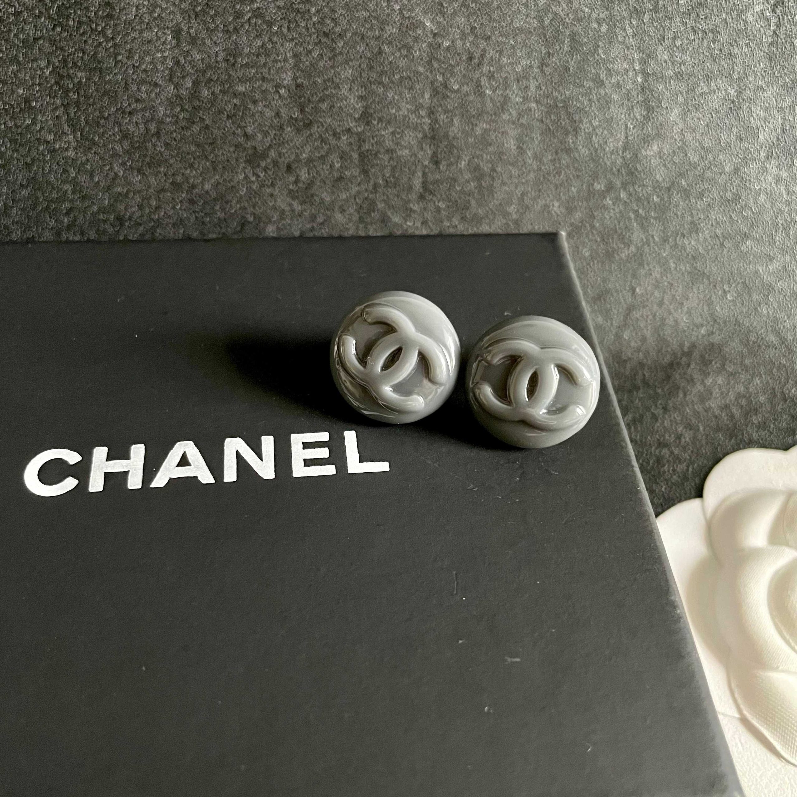 Chanel 原單灰色耳環 簡約壓紋Logo 圓形霧面質感設計｜歐美奢侈品精品推薦
