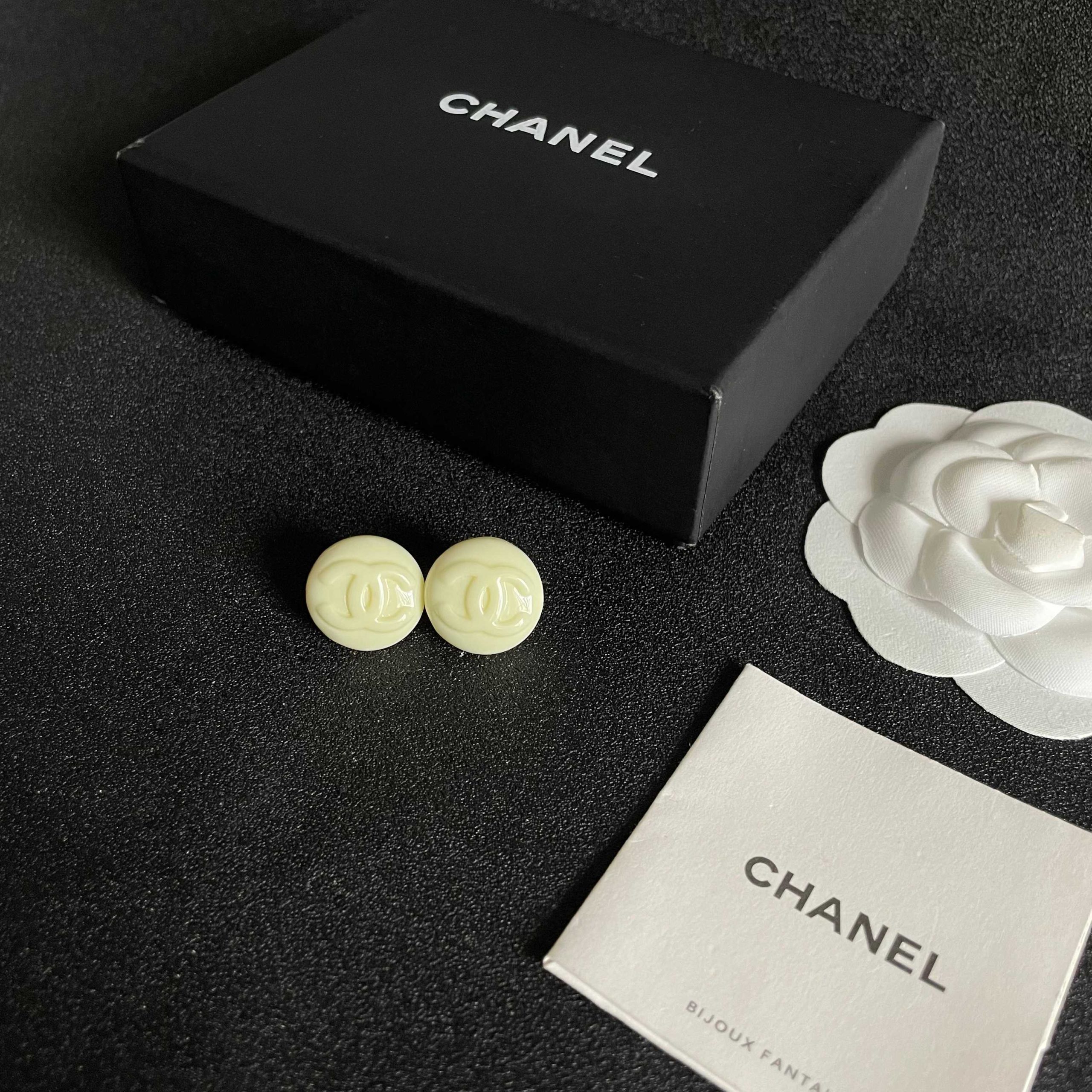 Chanel A貨奶白耳環 雙C立體LOGO 圓潤設計氣質推薦｜歐美奢侈品精品推薦