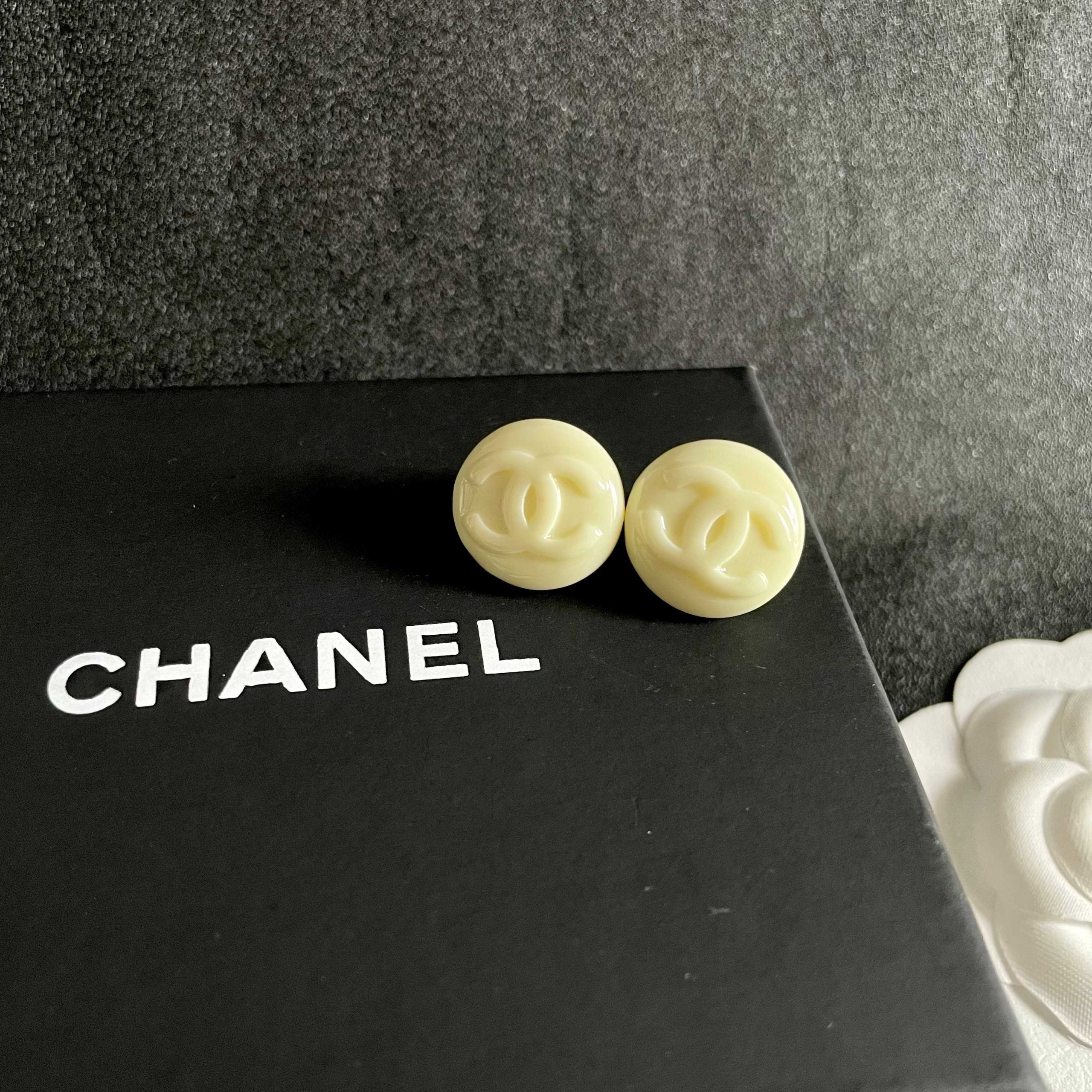 Chanel A貨奶白耳環 雙C立體LOGO 圓潤設計氣質推薦｜歐美奢侈品精品推薦