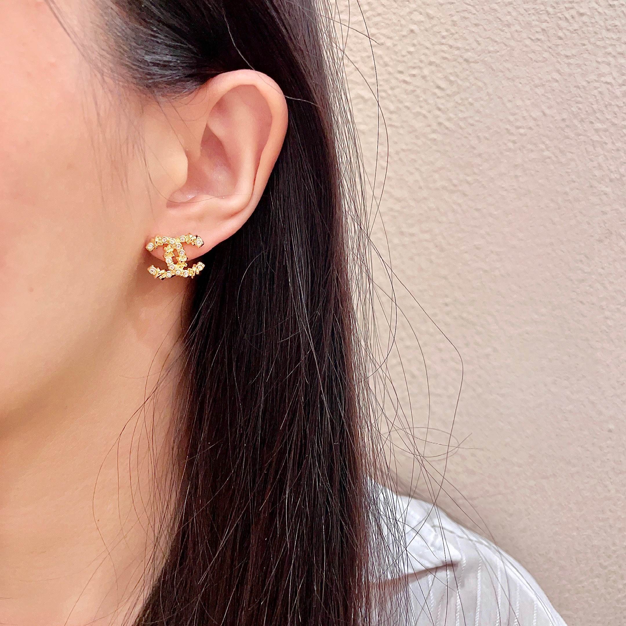 Chanel 高仿金色滿鑽耳環 雙C立體造型 精緻小巧設計｜歐美奢侈品精品推薦