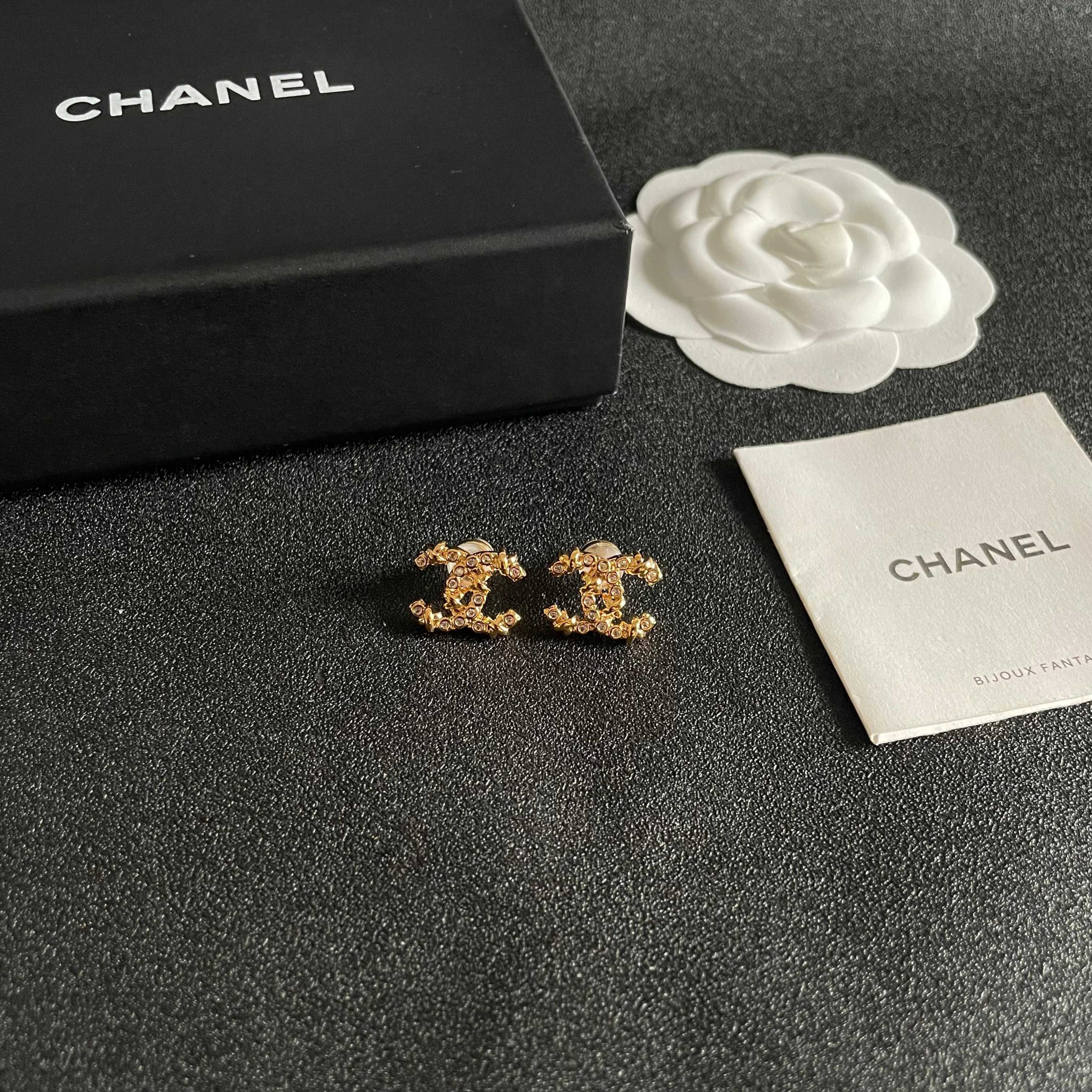Chanel 高仿金色滿鑽耳環 雙C立體造型 精緻小巧設計｜歐美奢侈品精品推薦