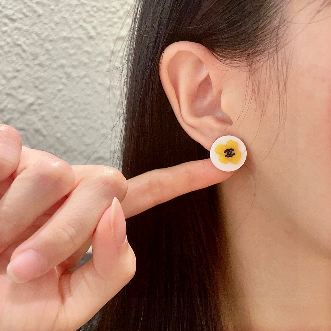 Chanel高仿黃色山茶花耳環 女款甜美感配色清新日常款｜歐美奢侈品精品推薦