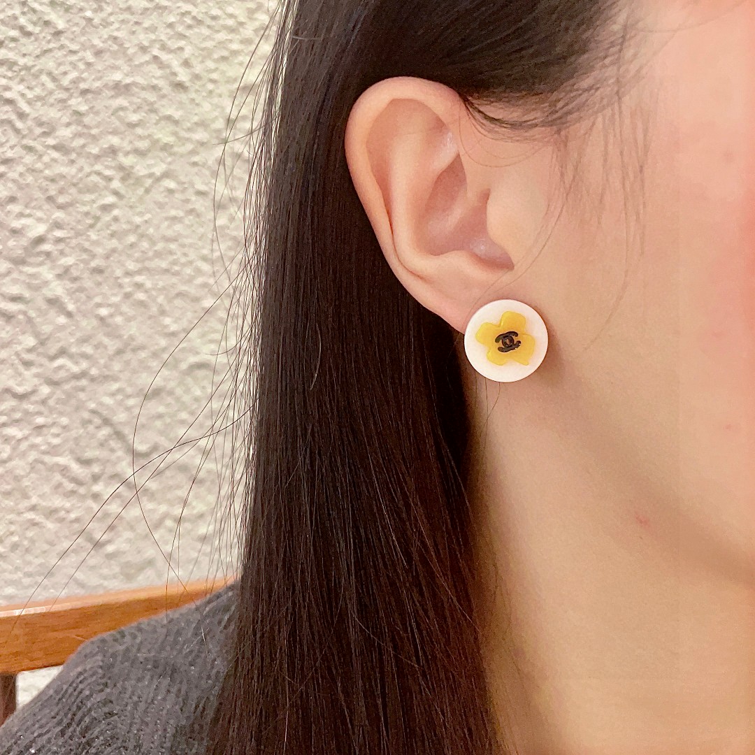 Chanel高仿黃色山茶花耳環 女款甜美感配色清新日常款｜歐美奢侈品精品推薦
